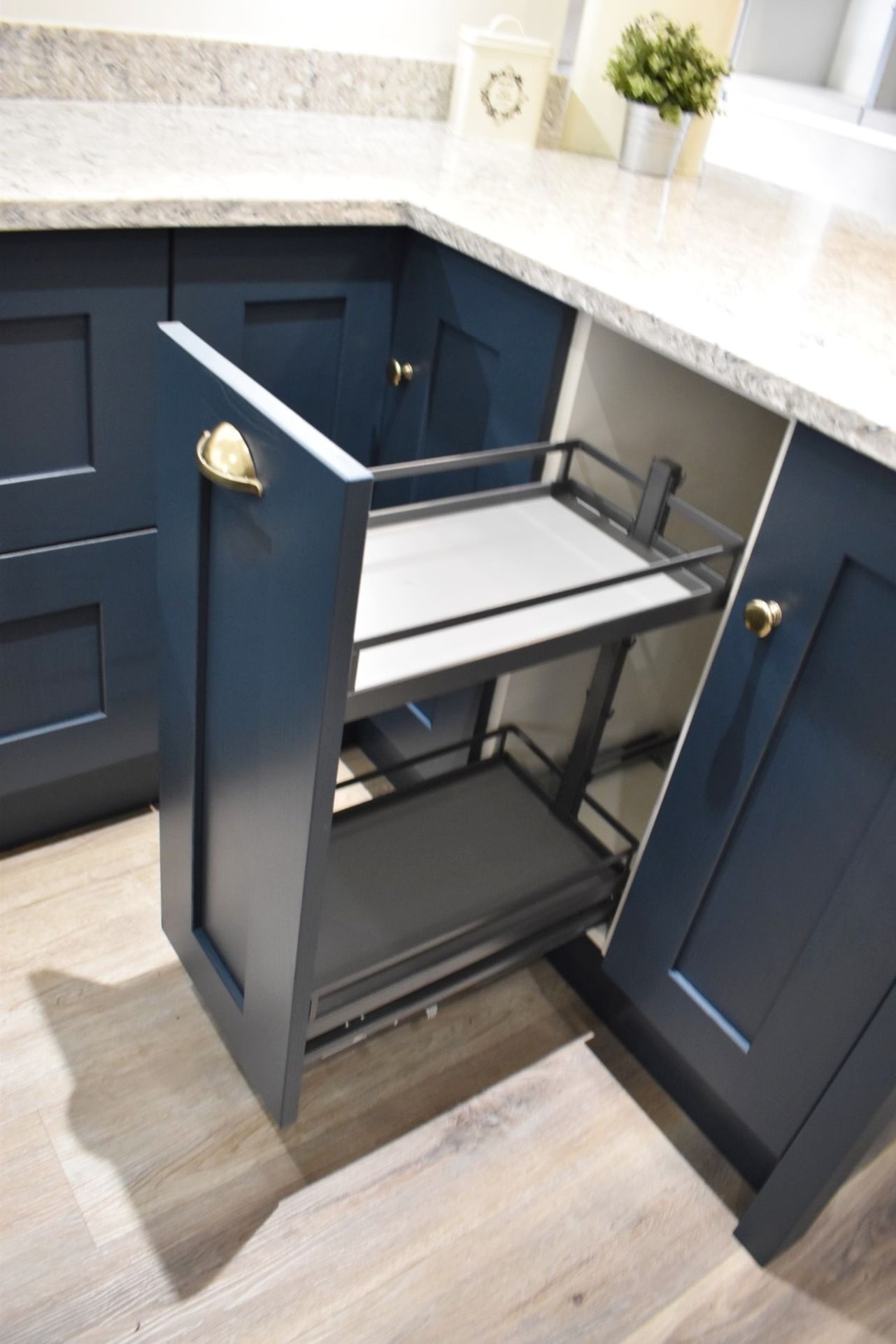 1 x 'Mornington' Shaker-style Feature-rich Fitted Kitchen in Blue, with Premium Branded Appliances - Bild 55 aus 67