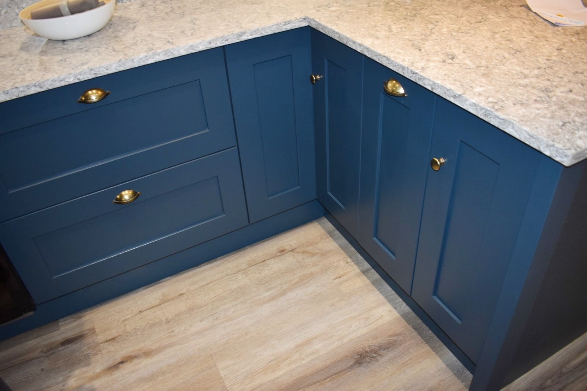 1 x 'Mornington' Shaker-style Feature-rich Fitted Kitchen in Blue, with Premium Branded Appliances - Bild 63 aus 67