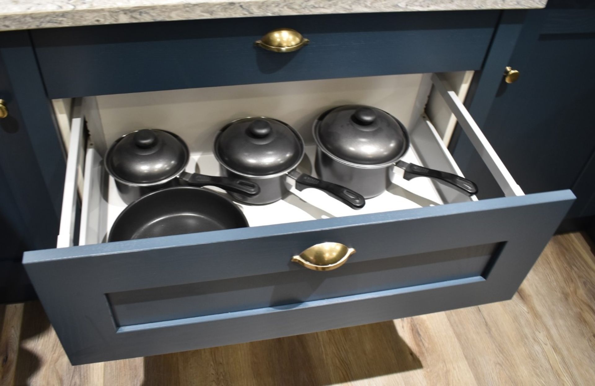 1 x 'Mornington' Shaker-style Feature-rich Fitted Kitchen in Blue, with Premium Branded Appliances - Bild 50 aus 67