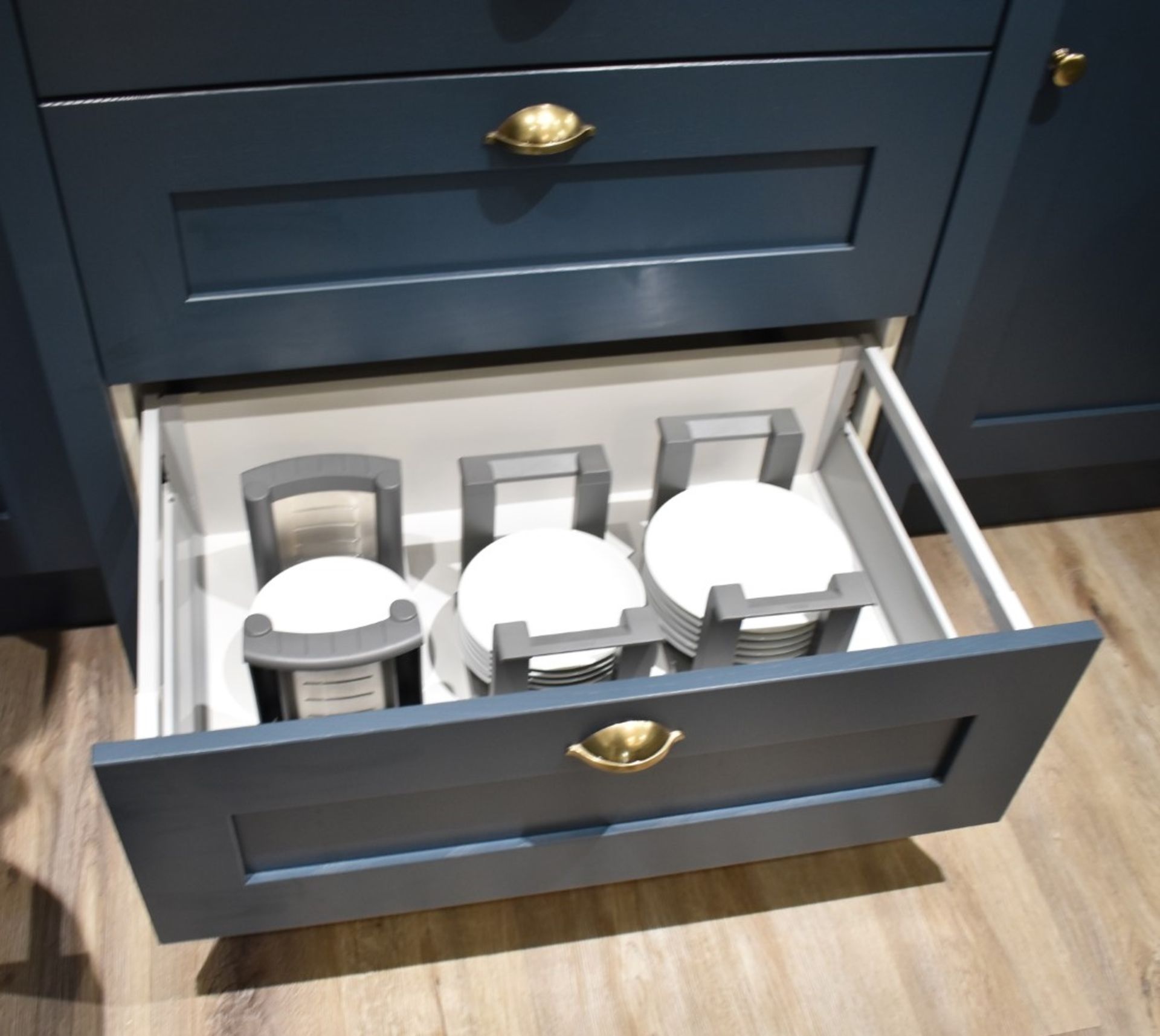 1 x 'Mornington' Shaker-style Feature-rich Fitted Kitchen in Blue, with Premium Branded Appliances - Bild 49 aus 67