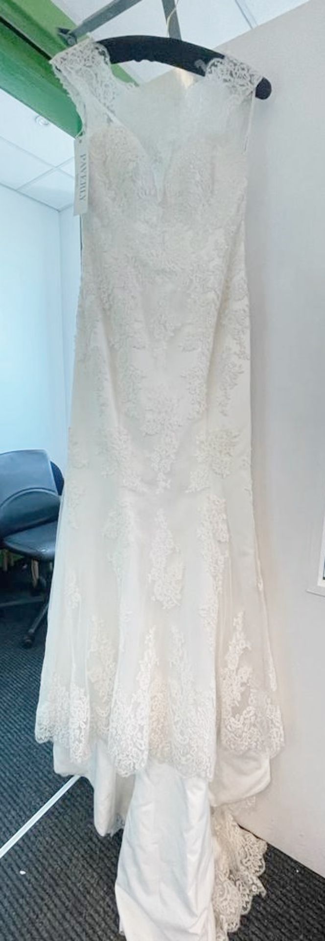 1 x REBECCA INGRAM 'Julie' Fit and Flare Designer Wedding Dress Bridal Gown - Colour: Ivory Size: UK - Image 4 of 10