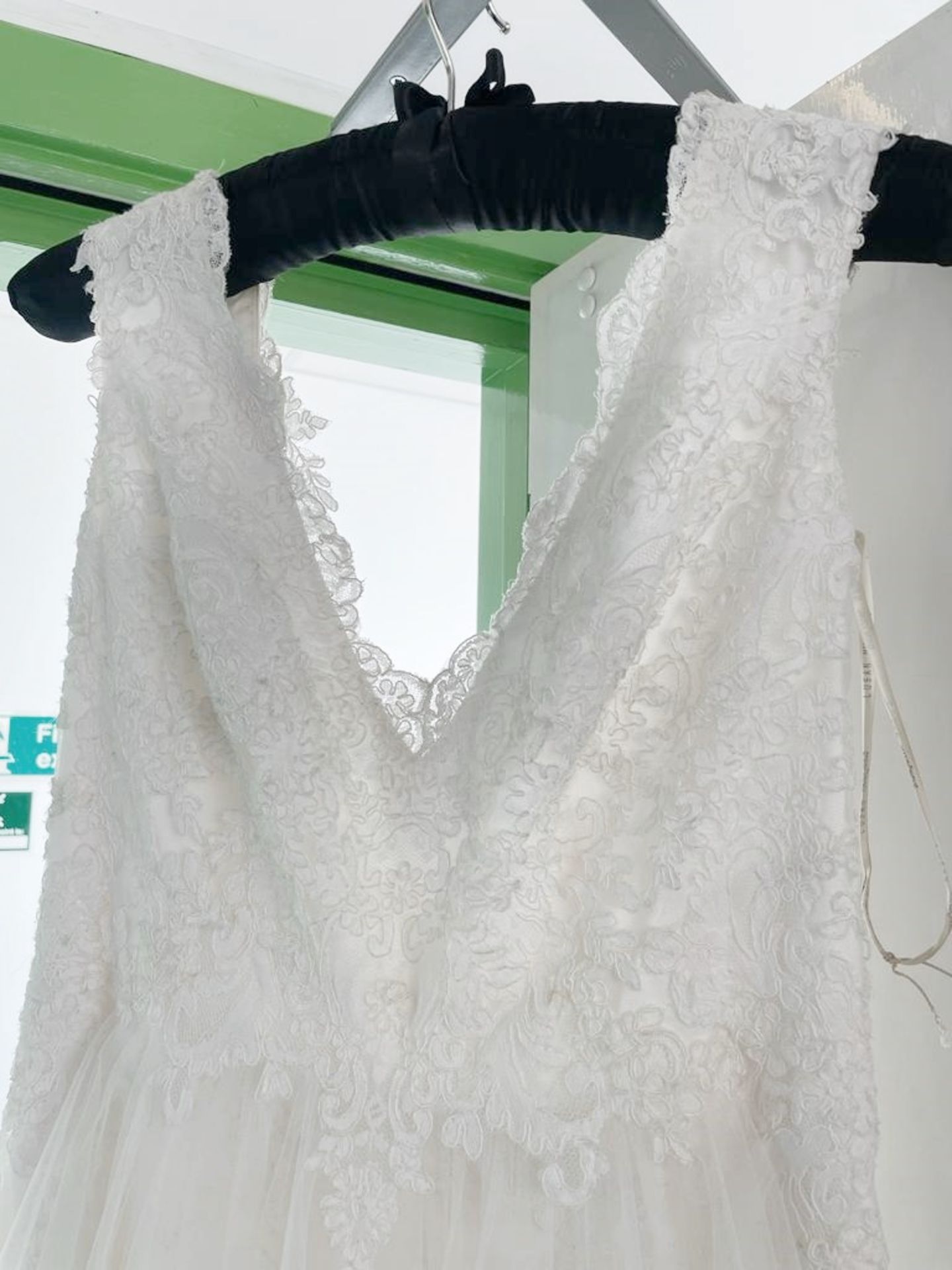 1 x LUSAN MANDONGUS 'Vola' 100% Silk Designer Wedding Dress Bridal Gown - Size: UK 12 - RRP £1,850 - Image 3 of 9