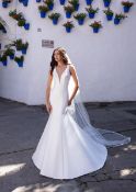 1 x PRONOVIAS 'Miranda' Designer Mermaid Wedding Dress Bridal Gown, Featuring A Plunge Neckline, And