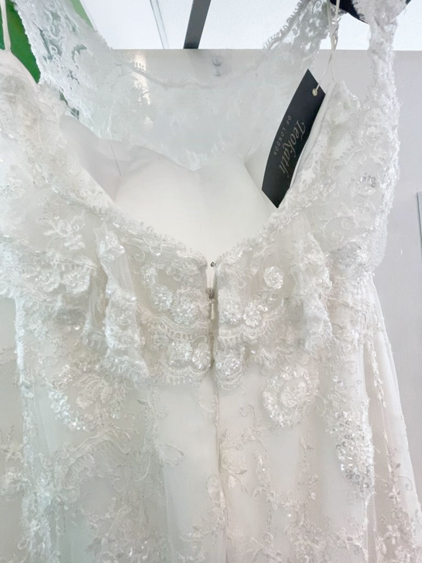 1 x LUSAN MANDONGUS 'Lorelle' Fishtale Designer Wedding Dress Bridal Gown, With Chantilly Lace - Image 5 of 12