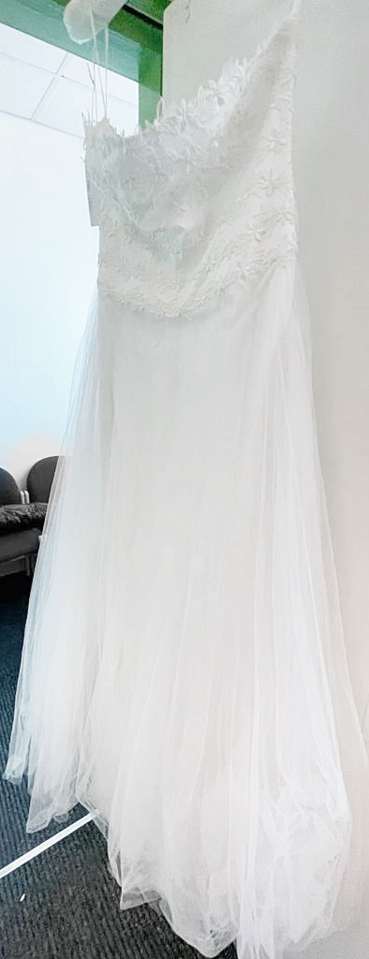 1 x DAVID FIELDEN Strapless Fit And Flare Designer Wedding Dress Bridal Gown, With Lace Top And - Image 3 of 7