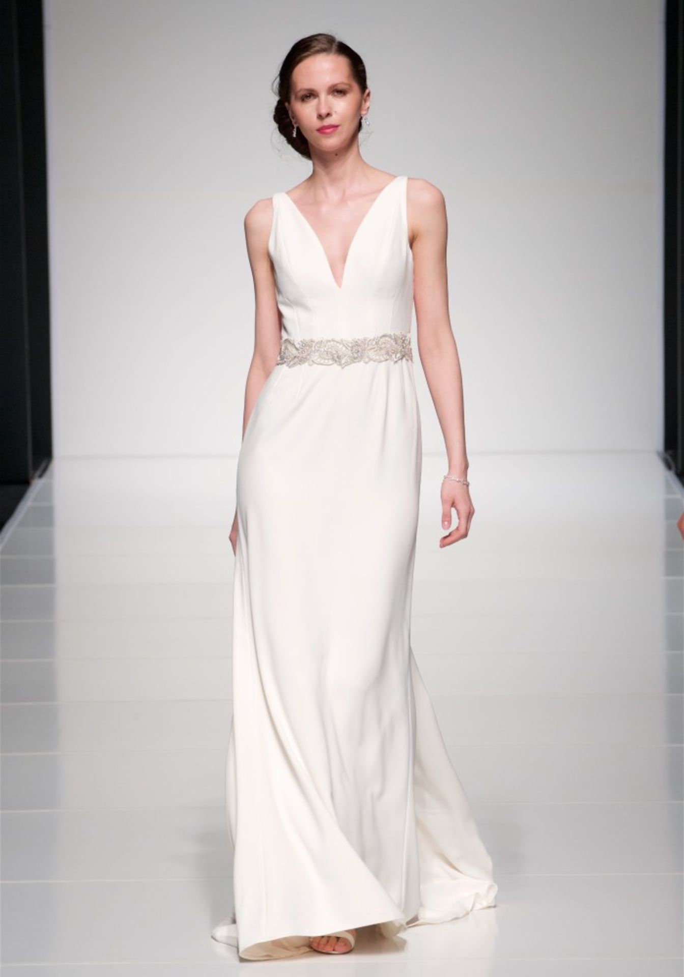 1 x ALAN HANNAH 'Jessica' Designer Crepe Wedding Dress Bridal Gown, With Embellished Belt - Made - Image 5 of 14