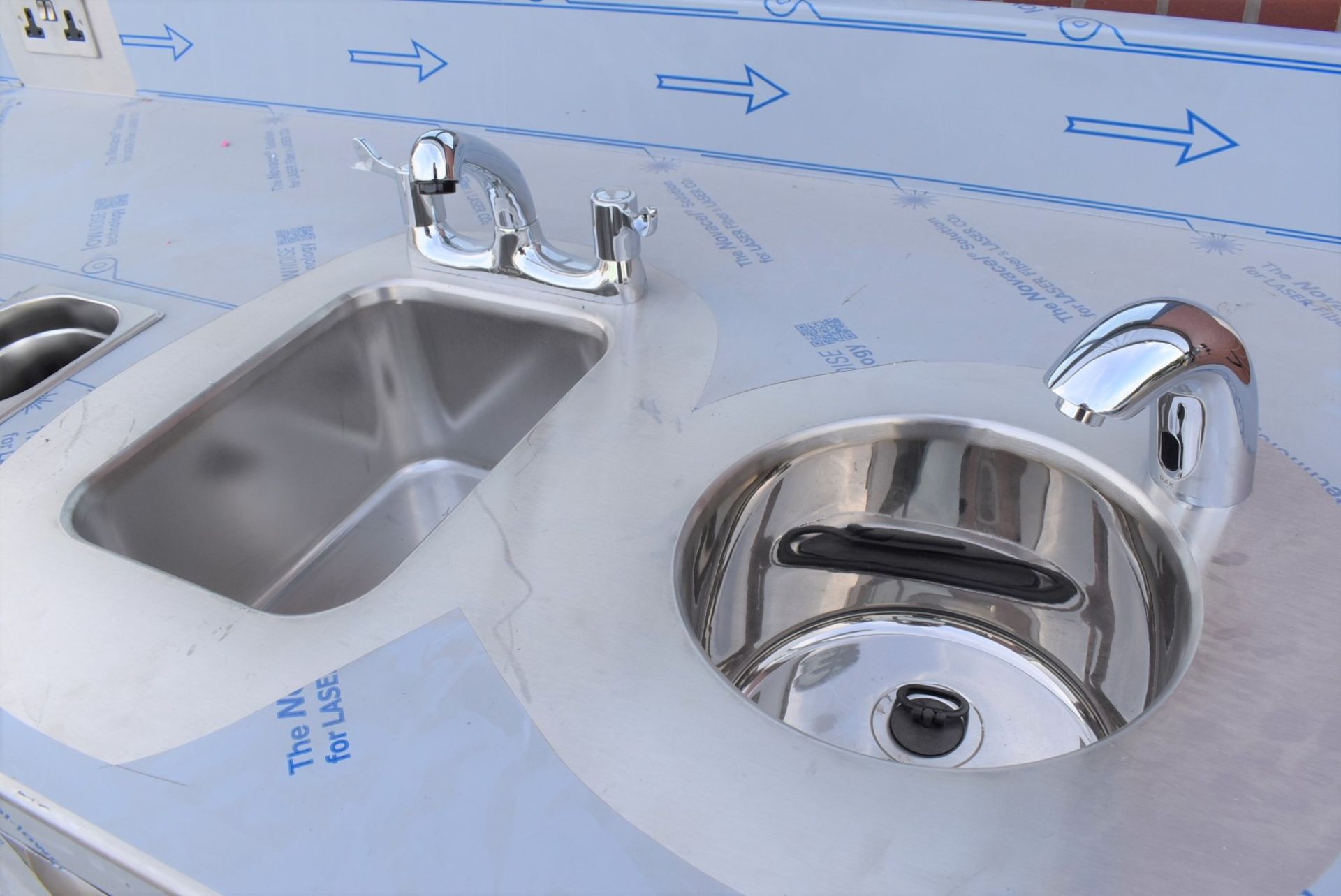 1 x Stainless Steel Preperation Unit With Infra-Red Hand Wash Basin, Upstand With 240v Sockets, Wash - Image 5 of 16