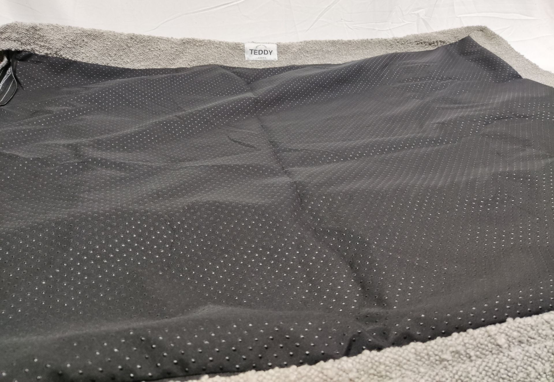 1 x TEDDY LONDON Grey Boucle Dog Bed Cover In Medium - Original RRP £79 - Ref: 7279336/HJL488/C28/ - Image 8 of 10