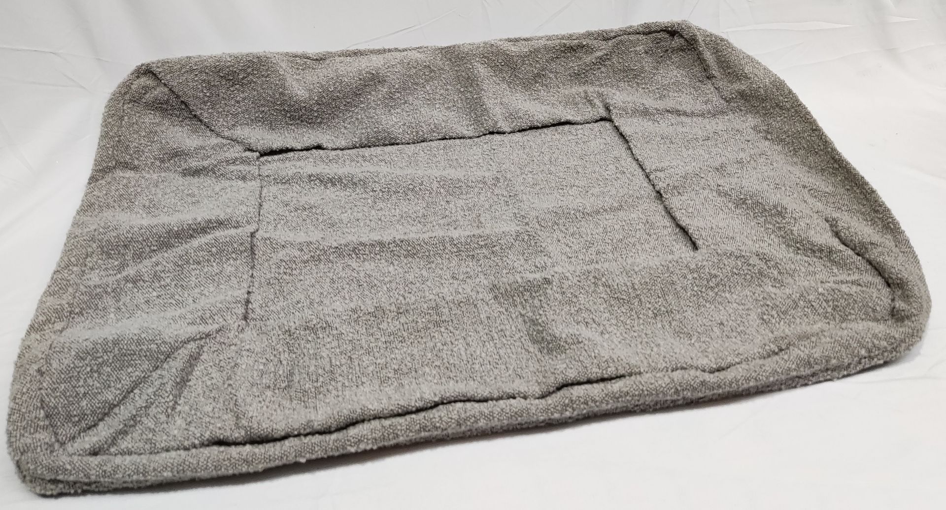 1 x TEDDY LONDON Grey Boucle Dog Bed Cover In Medium - Original RRP £79 - Ref: 7279336/HJL488/C28/ - Image 2 of 10