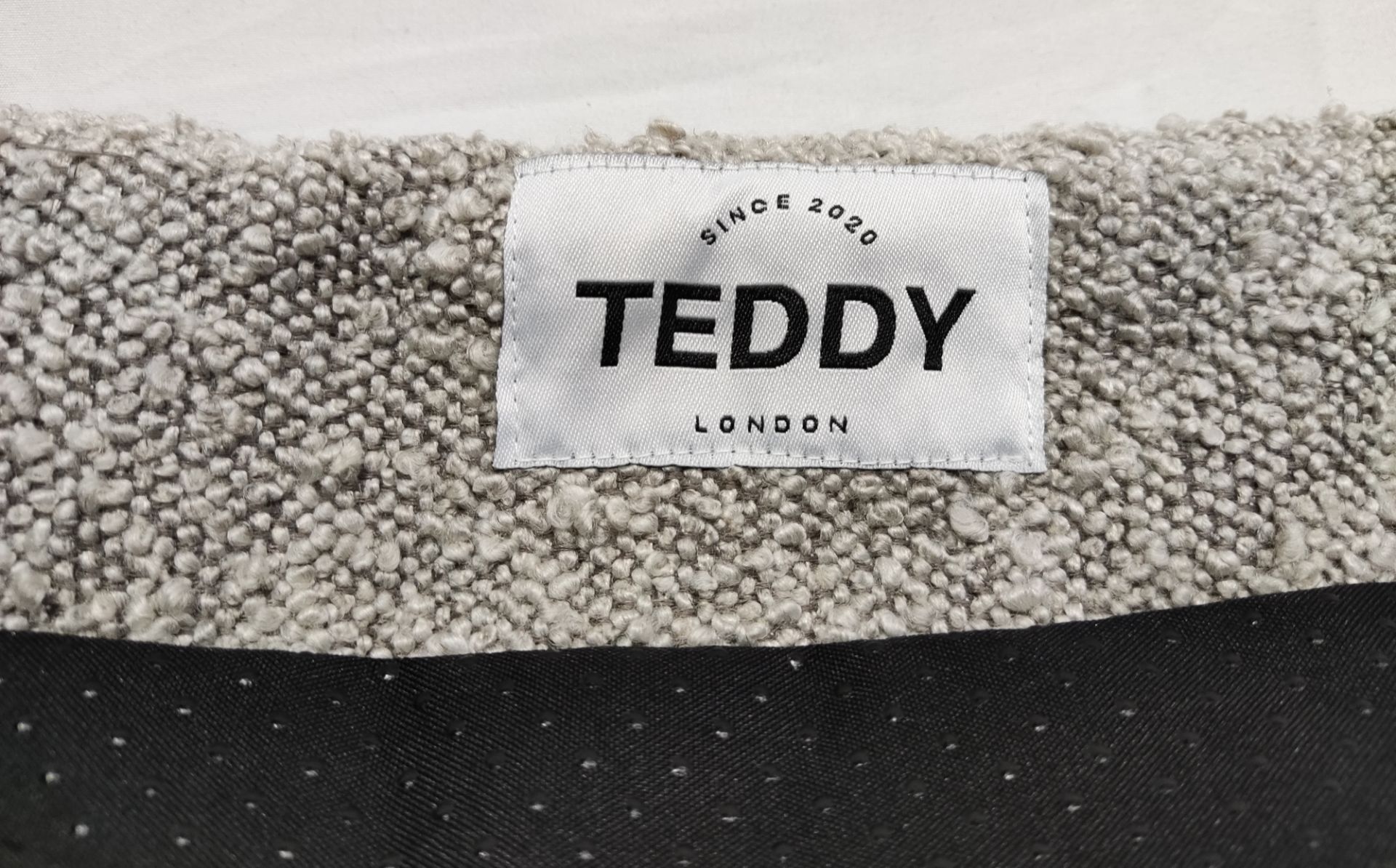 1 x TEDDY LONDON Grey Boucle Dog Bed Cover In Medium - Original RRP £79 - Ref: 7279336/HJL488/C28/ - Image 9 of 10