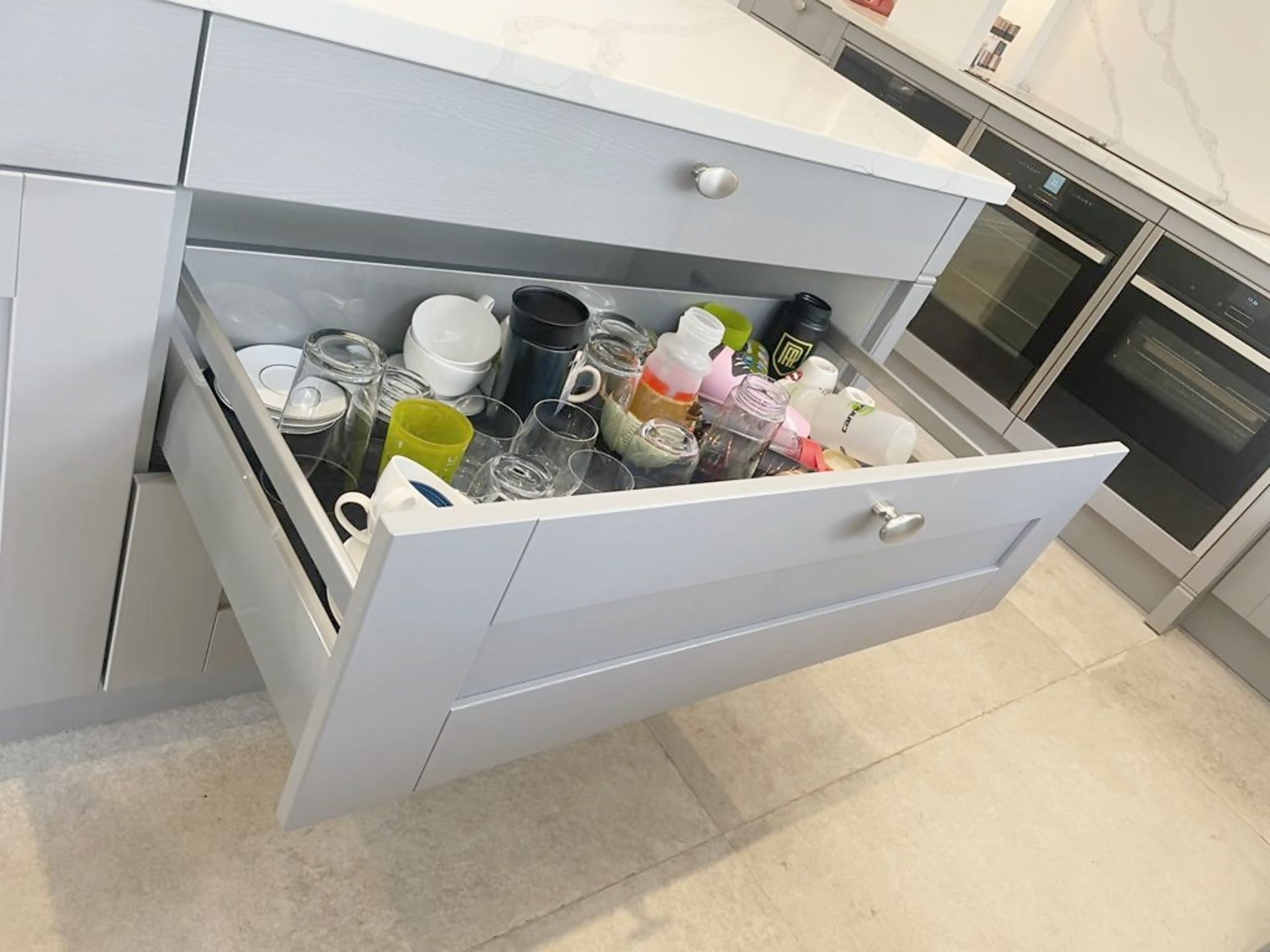 1 x SIEMATIC Bespoke Shaker-style Fitted Kitchen, Utility Room, Appliances & Modern Quartz Surfaces - Image 35 of 153