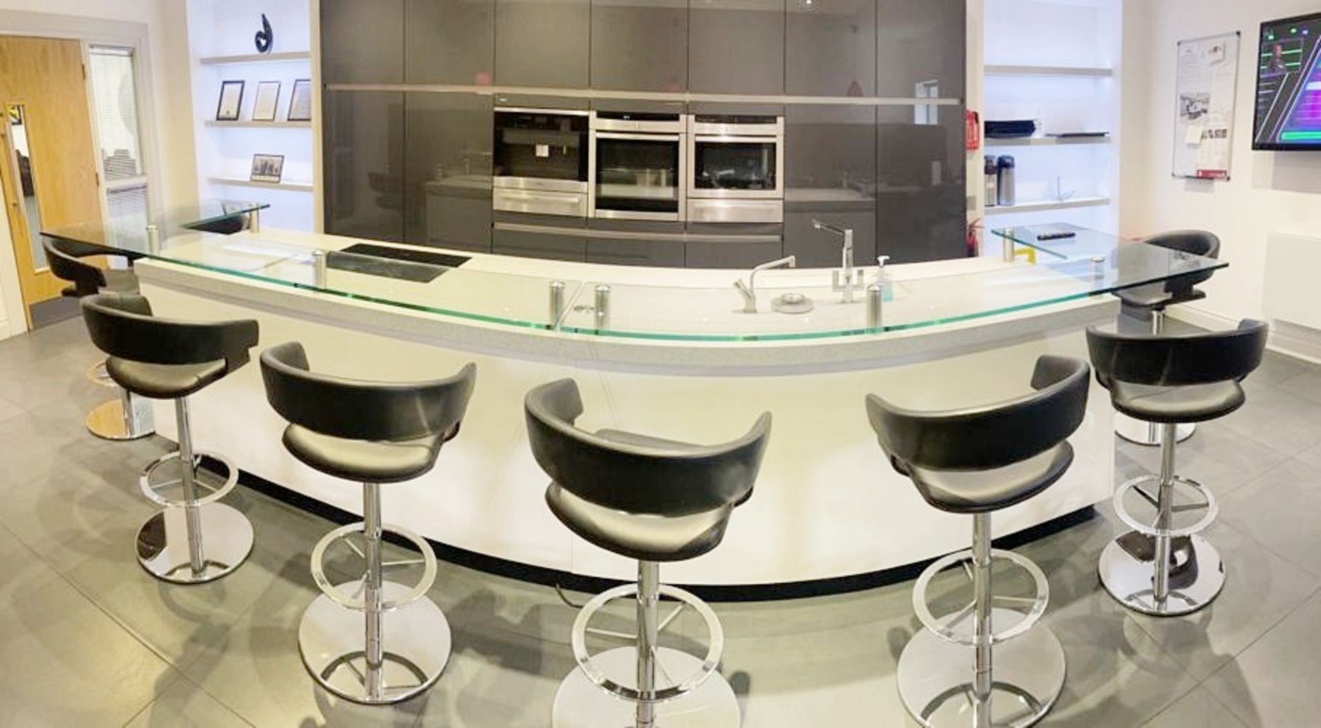 1 x SIEMATIC Bespoke Handleless Gloss Fitted Kitchen with 3.6m Island, Appliances & Granite Worktops - Image 3 of 117