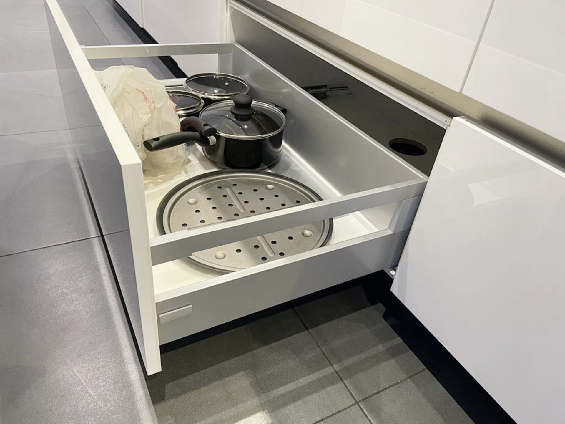 1 x SIEMATIC Bespoke Handleless Gloss Fitted Kitchen with 3.6m Island, Appliances & Granite Worktops - Image 46 of 117