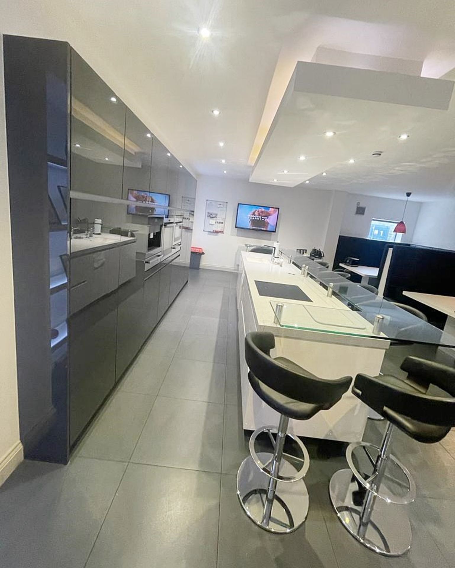 1 x SIEMATIC Bespoke Handleless Gloss Fitted Kitchen with 3.6m Island, Appliances & Granite Worktops - Image 10 of 117