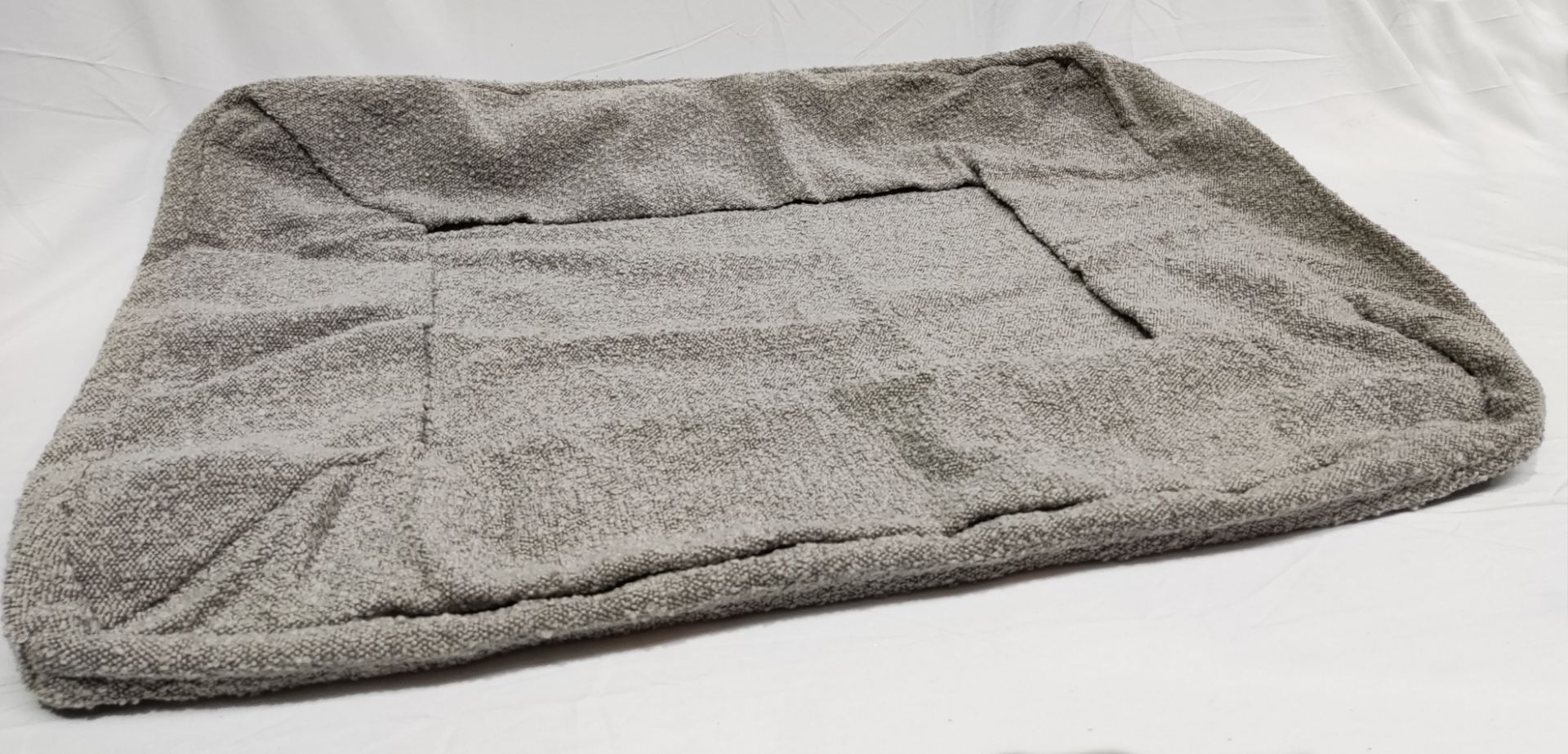 1 x TEDDY LONDON Grey Boucle Dog Bed Cover In Medium - Original RRP £79 - Ref: 7279336/HJL488/C28/ - Image 3 of 10