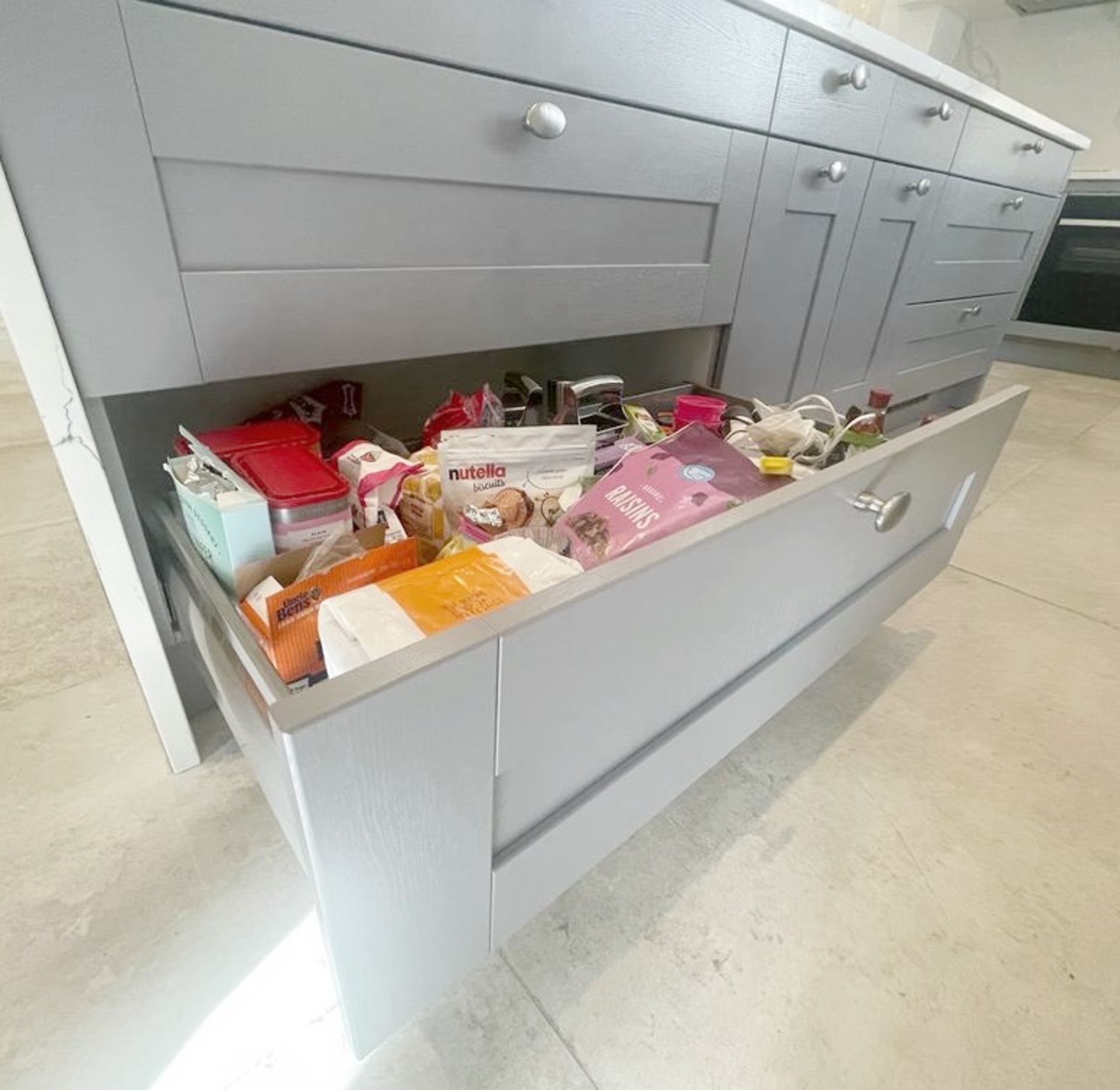 1 x SIEMATIC Bespoke Shaker-style Fitted Kitchen, Utility Room, Appliances & Modern Quartz Surfaces - Image 29 of 153