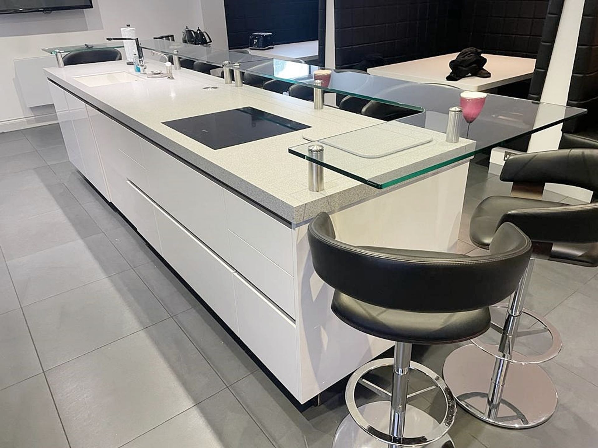 1 x SIEMATIC Bespoke Handleless Gloss Fitted Kitchen with 3.6m Island, Appliances & Granite Worktops - Image 14 of 117