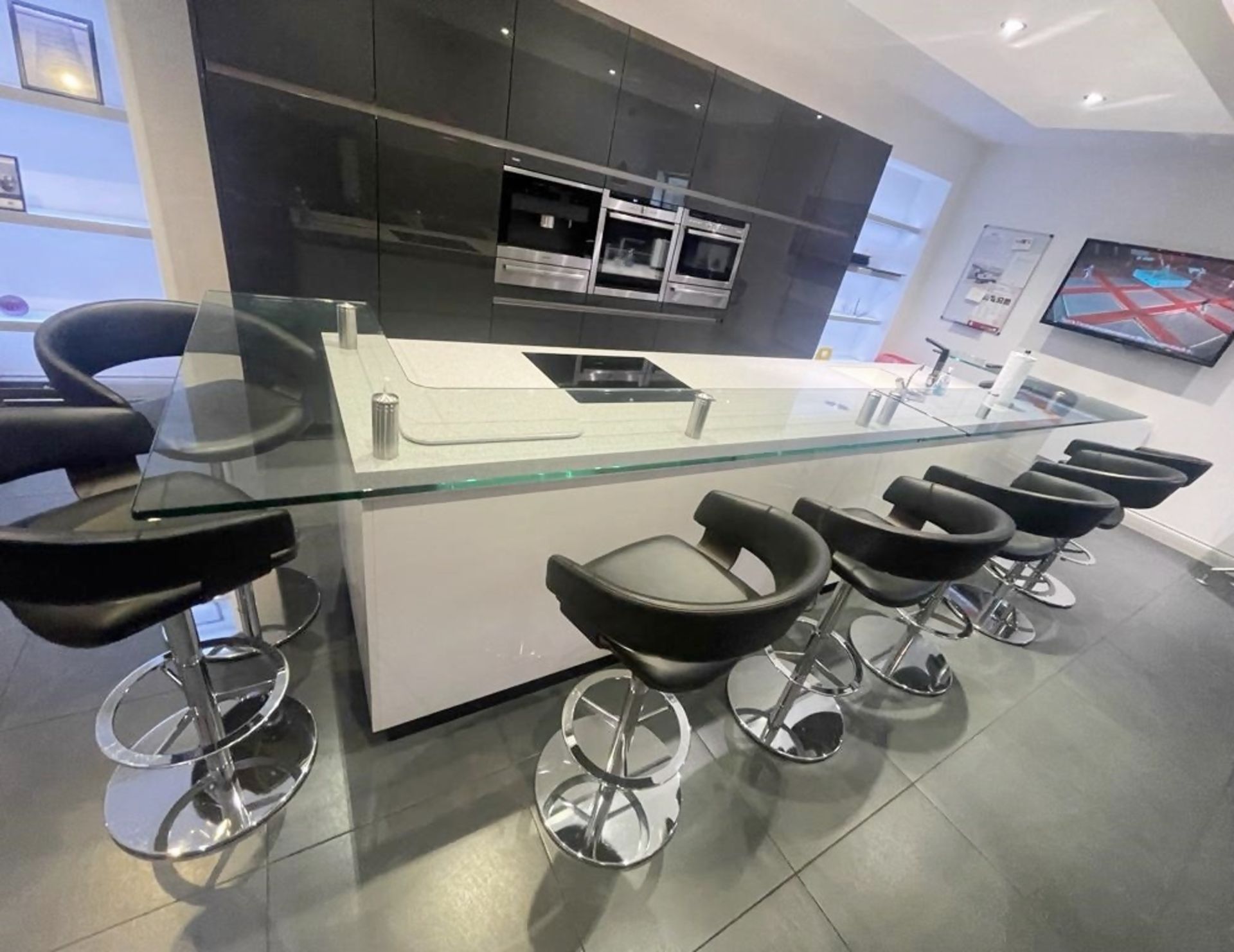 1 x SIEMATIC Bespoke Handleless Gloss Fitted Kitchen with 3.6m Island, Appliances & Granite Worktops - Image 5 of 117