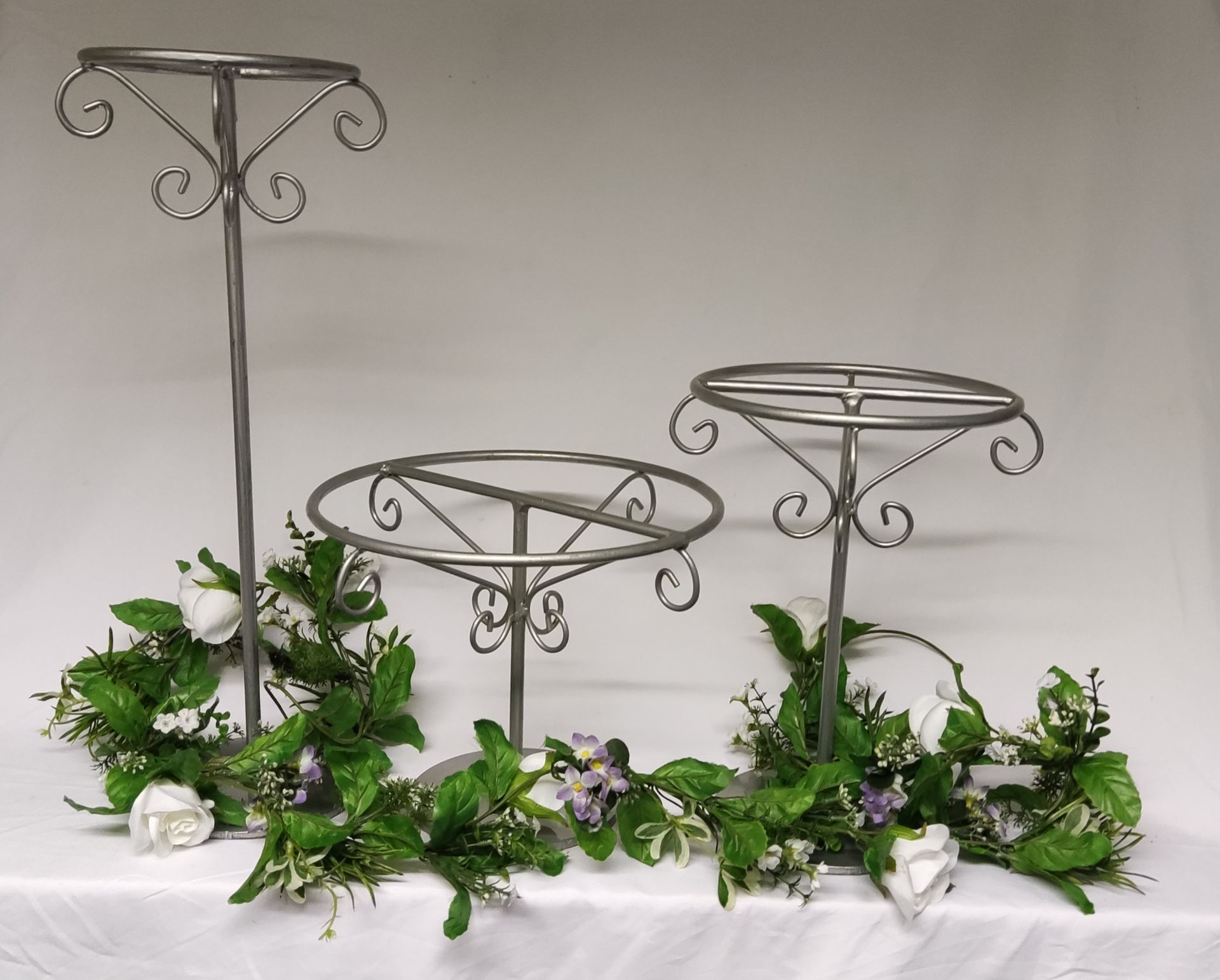 Set of 3 Heavy Duty Metal Commercial Cake Stands - Great For Weddings - CL444 - NO VAT ON THE HAMMER - Image 2 of 11