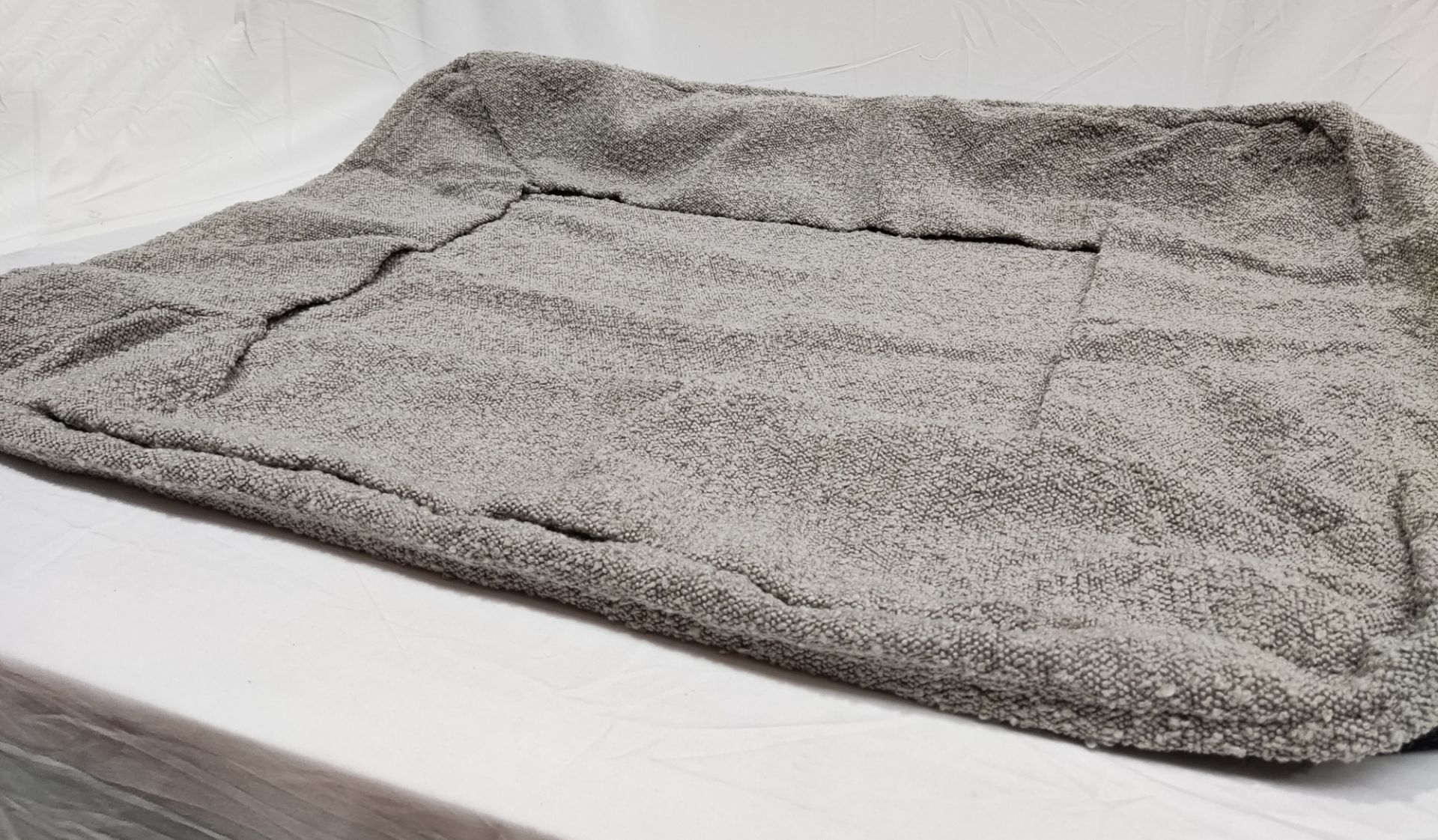 1 x TEDDY LONDON Grey Boucle Dog Bed Cover In Medium - Original RRP £79 - Ref: 7279336/HJL488/C28/ - Image 5 of 10