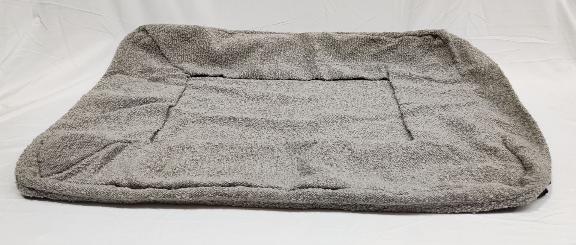 1 x TEDDY LONDON Grey Boucle Dog Bed Cover In Medium - Original RRP £79 - Ref: 7279336/HJL488/C28/ - Image 4 of 10