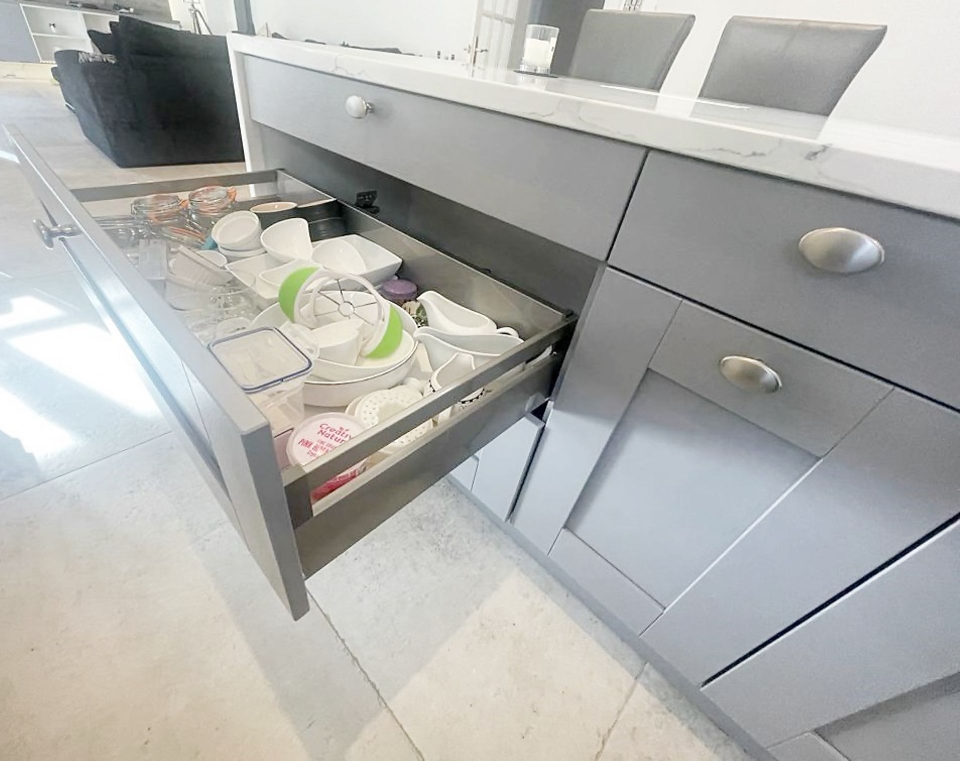 1 x SIEMATIC Bespoke Shaker-style Fitted Kitchen, Utility Room, Appliances & Modern Quartz Surfaces - Image 25 of 153