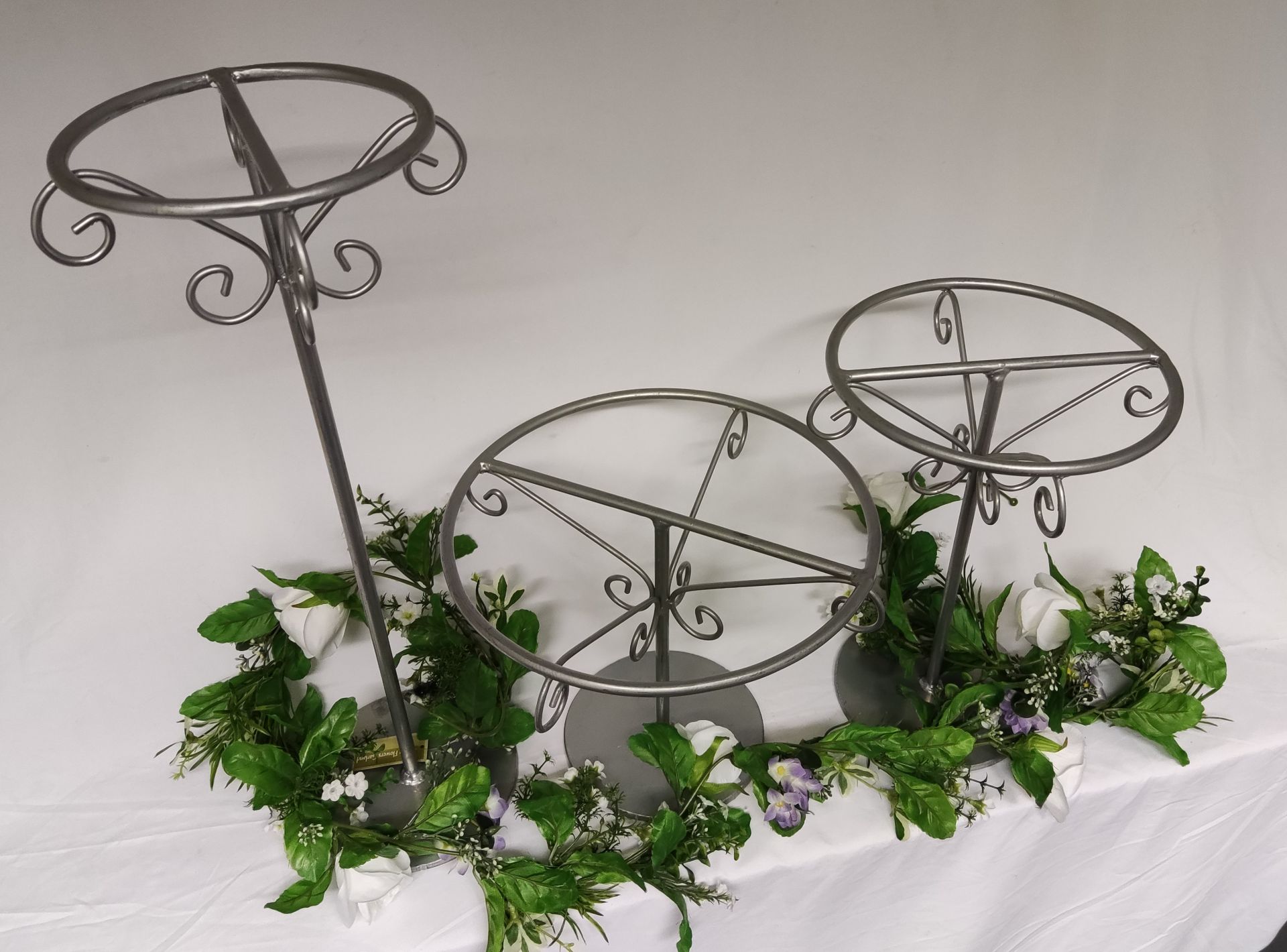 Set of 3 Heavy Duty Metal Commercial Cake Stands - Great For Weddings - CL444 - NO VAT ON THE HAMMER - Image 6 of 11