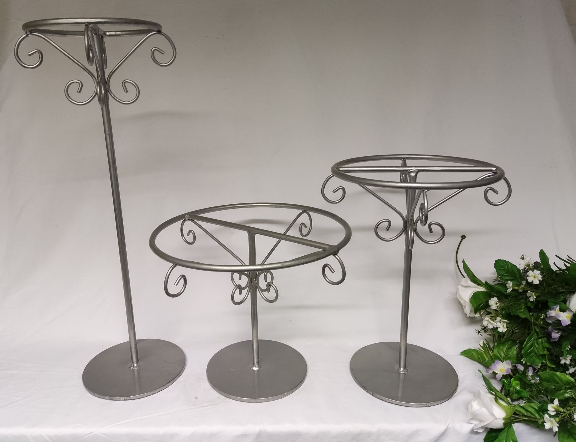 Set of 3 Heavy Duty Metal Commercial Cake Stands - Great For Weddings - CL444 - NO VAT ON THE HAMMER - Image 7 of 11