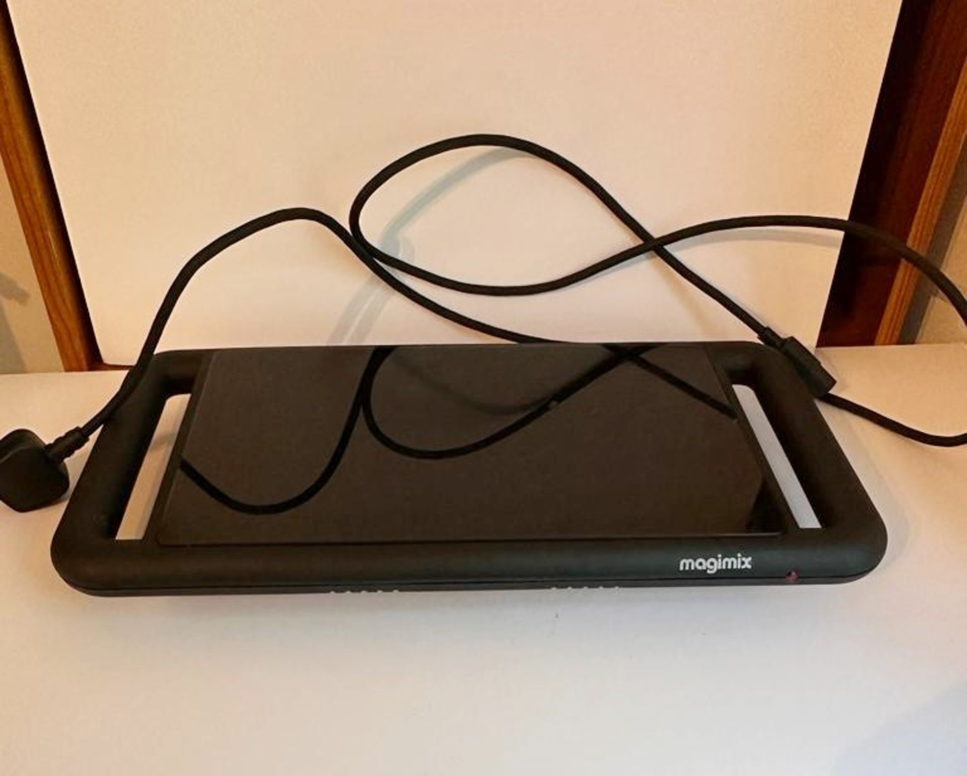 1 x MAGIMIX Ceramic Hot Plate With Plug. 50x23cm. Very Good Condition - Ref: GRG035 / WH2 / BOX# -