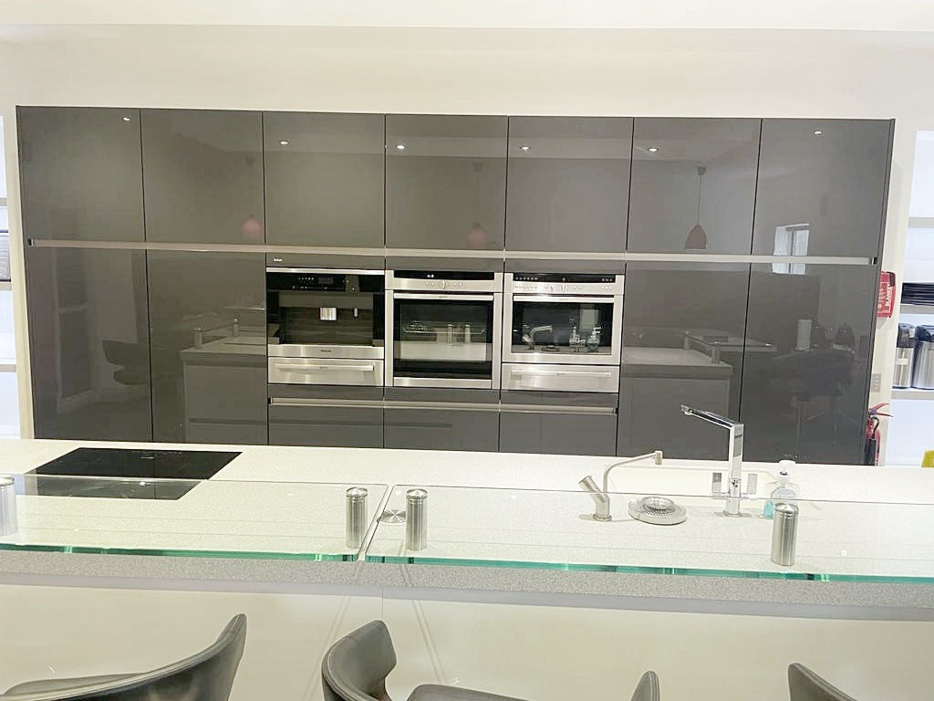 1 x SIEMATIC Bespoke Handleless Gloss Fitted Kitchen with 3.6m Island, Appliances & Granite Worktops - Image 2 of 117