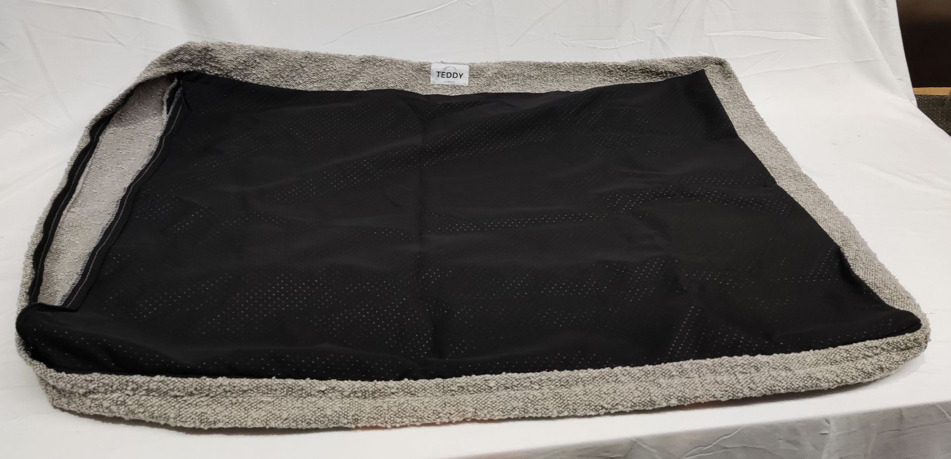 1 x TEDDY LONDON Grey Boucle Dog Bed Cover In Medium - Original RRP £79 - Ref: 7279336/HJL488/C28/ - Image 7 of 10