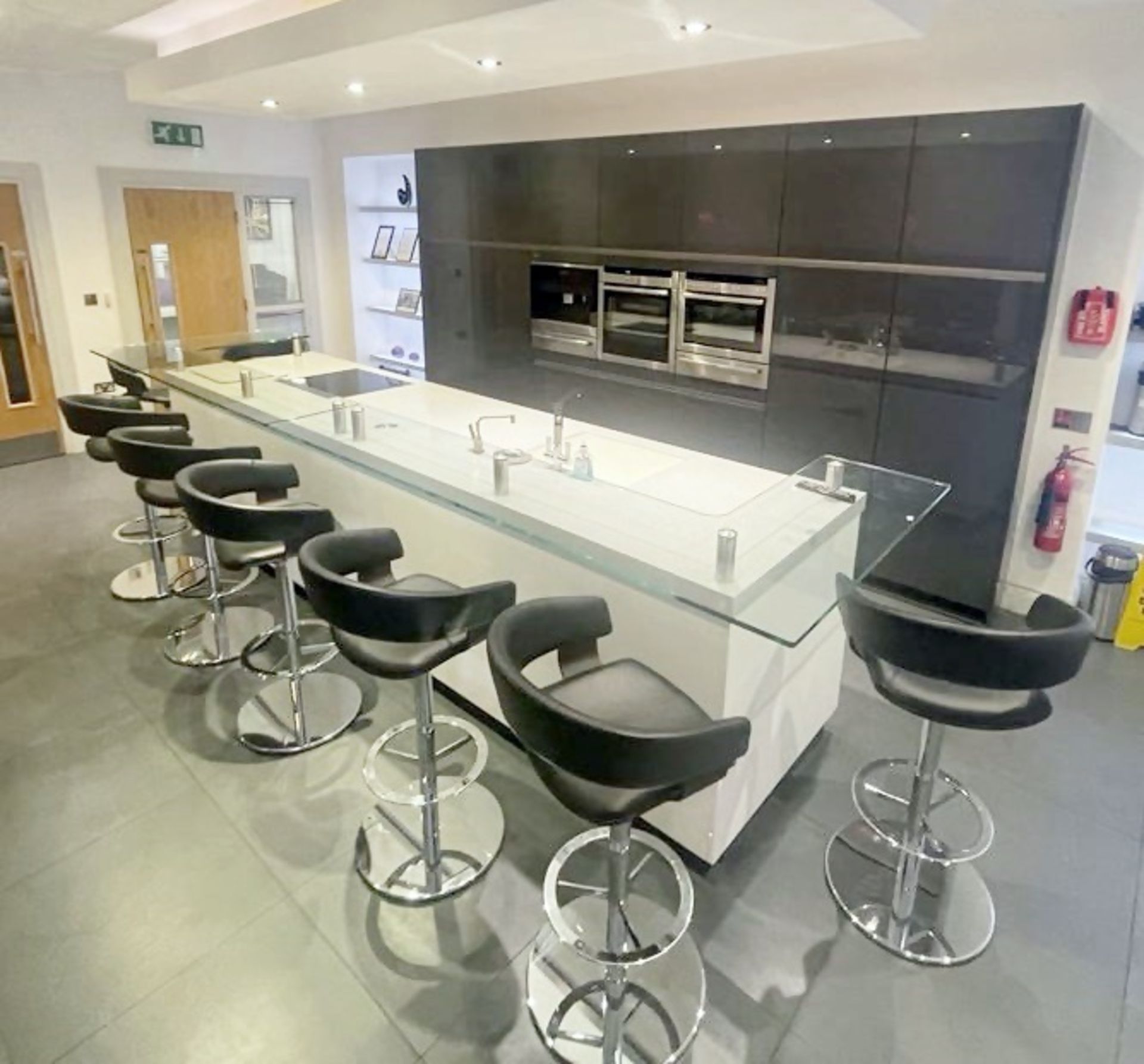 1 x SIEMATIC Bespoke Handleless Gloss Fitted Kitchen with 3.6m Island, Appliances & Granite Worktops - Image 98 of 117