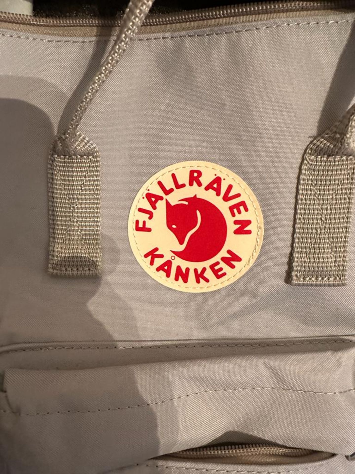 1 x FJALLRAVEN Kanken Rucksack Back Pack In Light Grey - Dimensions: 36 x 29cm - Ref: GRG034 / WH2 / - Image 5 of 5
