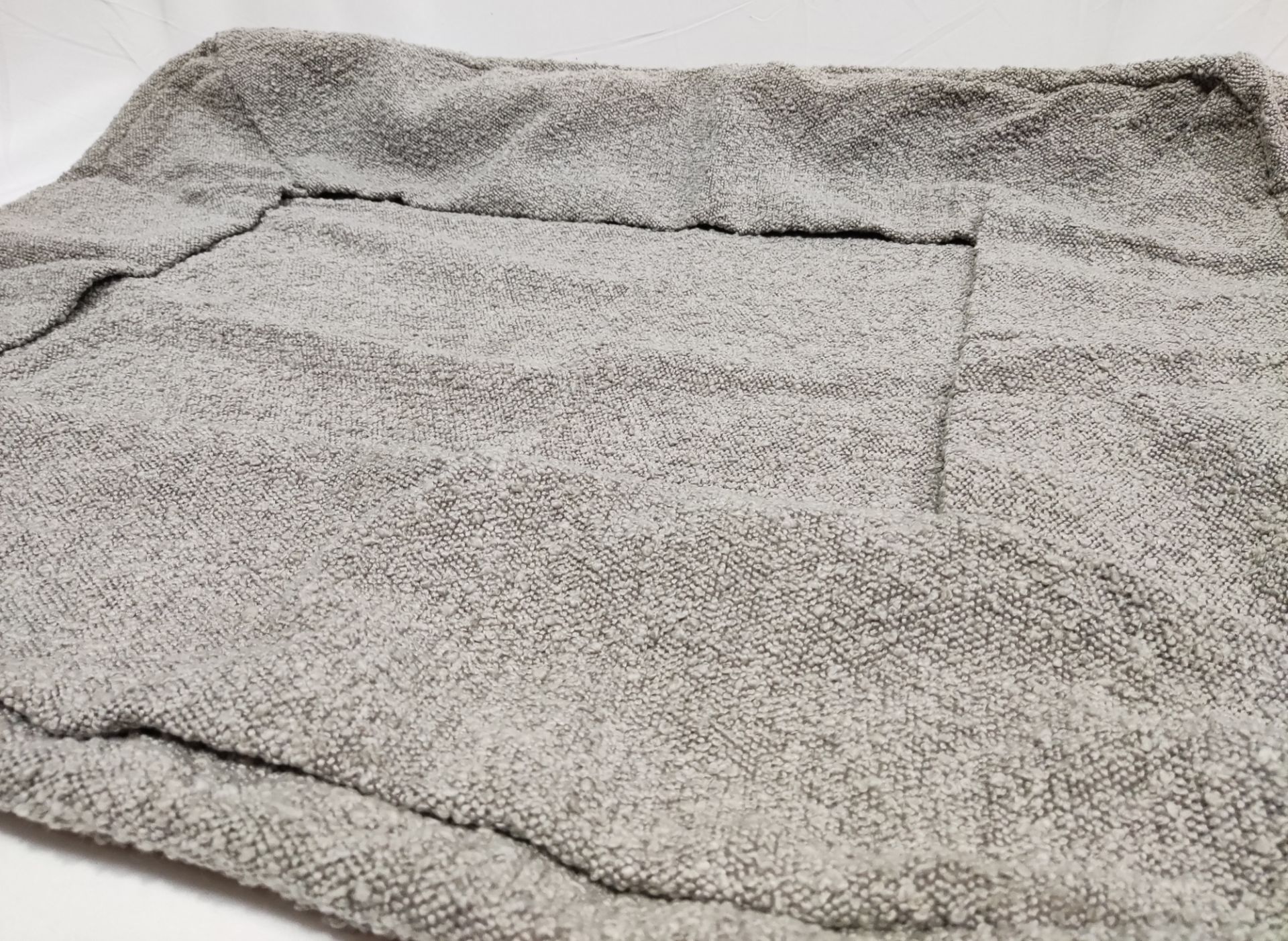 1 x TEDDY LONDON Grey Boucle Dog Bed Cover In Medium - Original RRP £79 - Ref: 7279336/HJL488/C28/ - Image 6 of 10