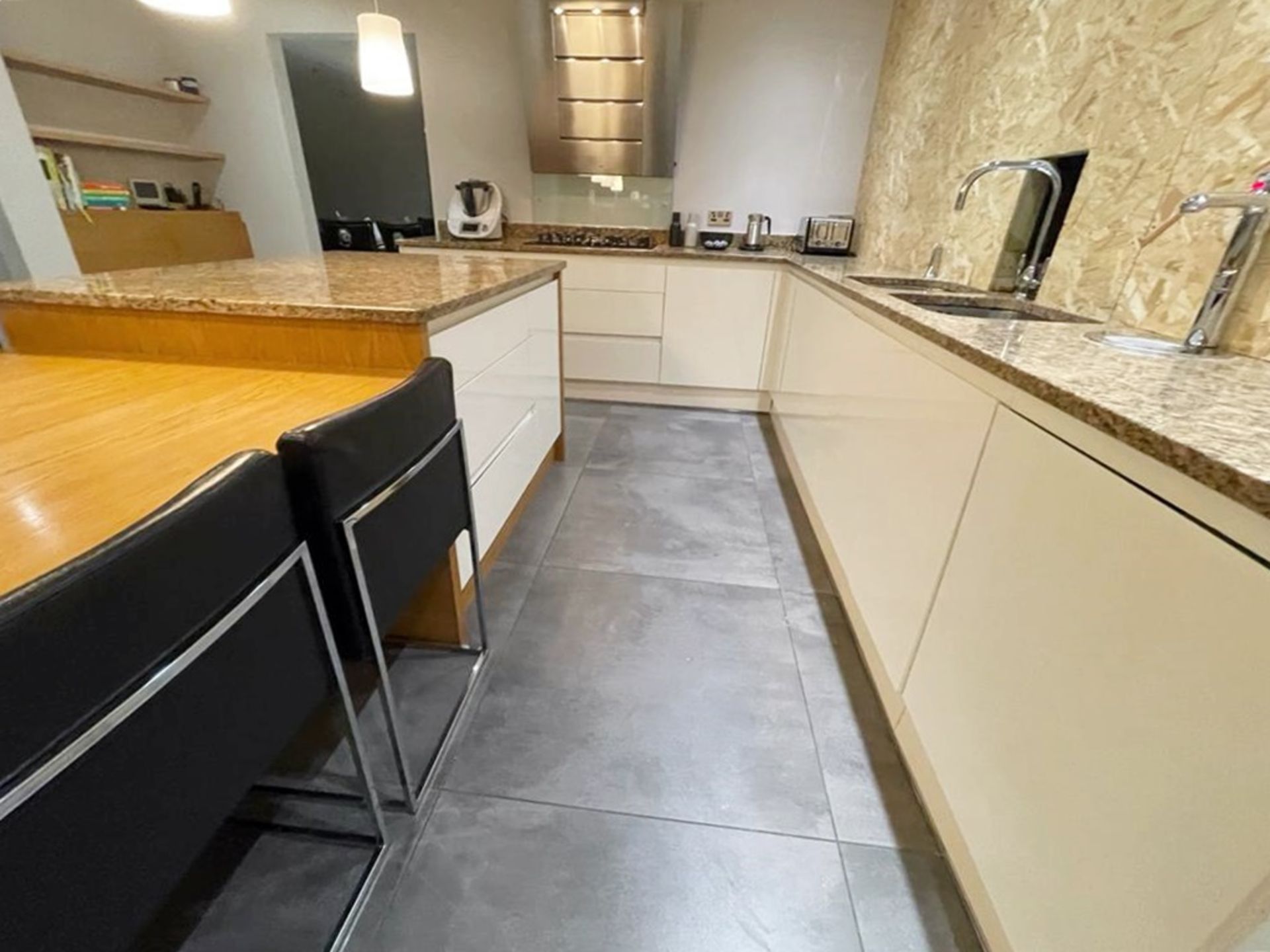 1 x Stunning PARAPAN Handleless Fitted Kitchen with Neff Appliances, Granite Worktops & Island - Image 111 of 126