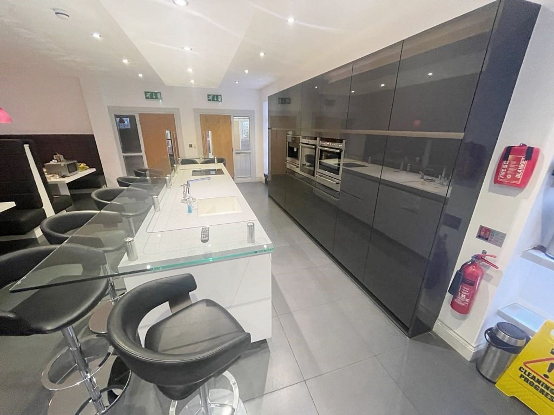 1 x SIEMATIC Bespoke Handleless Gloss Fitted Kitchen with 3.6m Island, Appliances & Granite Worktops - Image 94 of 117