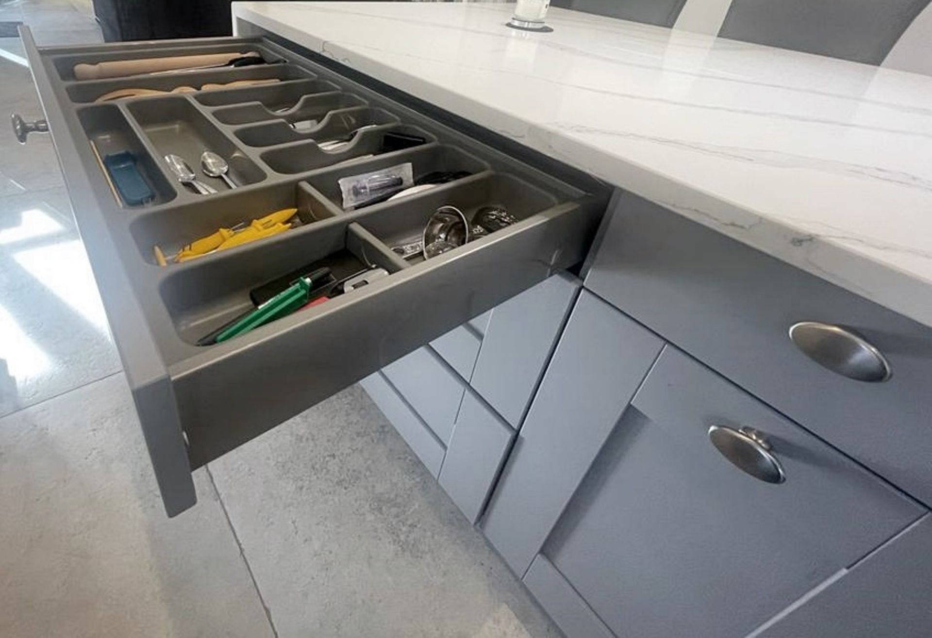 1 x SIEMATIC Bespoke Shaker-style Fitted Kitchen, Utility Room, Appliances & Modern Quartz Surfaces - Image 21 of 153