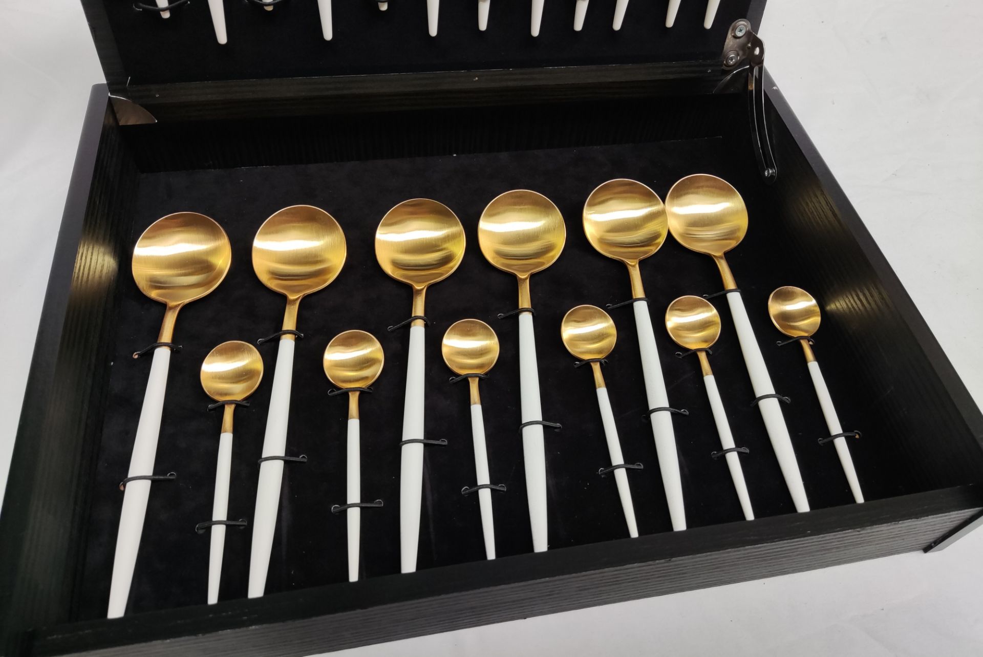 1 x CUTIPOL 'Goa' Luxury 24-Piece White/Gold Cutlery Set - New/Boxed - Original RRP £499.00 - Image 9 of 24