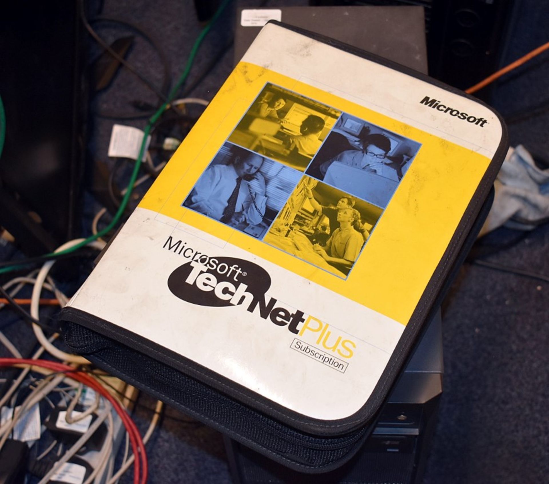 1 x Microsoft TechNet Plus Folder With Various Microsoft Installation Disks