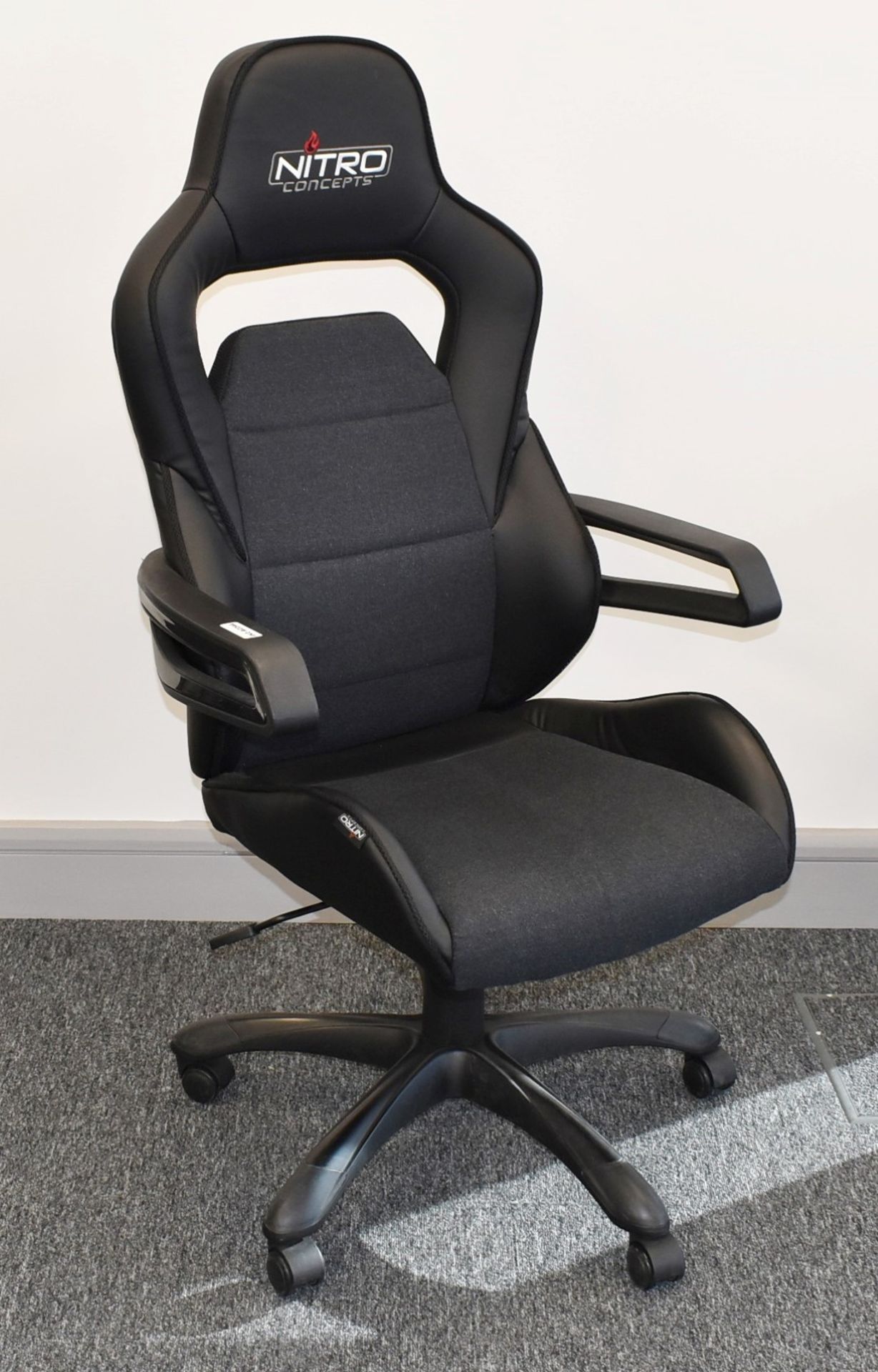 1 x Nitro Concepts Evo Gaming Swivel Chair - Faux Leather and Fabric Upholstery in Black - Image 4 of 9