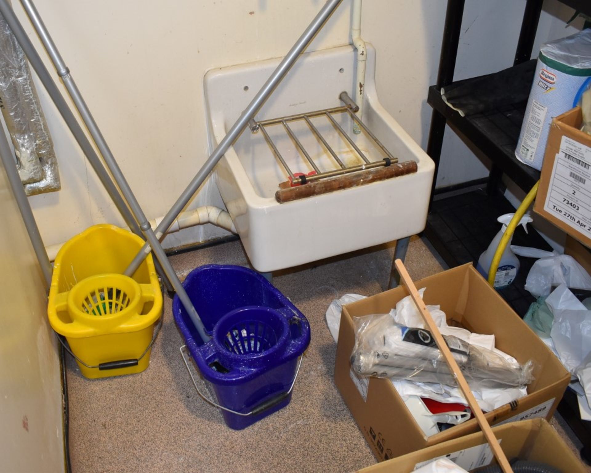 1 x Assorted Job Lot of Loose Cleaning Equipment - Includes Mops, Shelves, Binbags, Mop Heads - Image 3 of 10