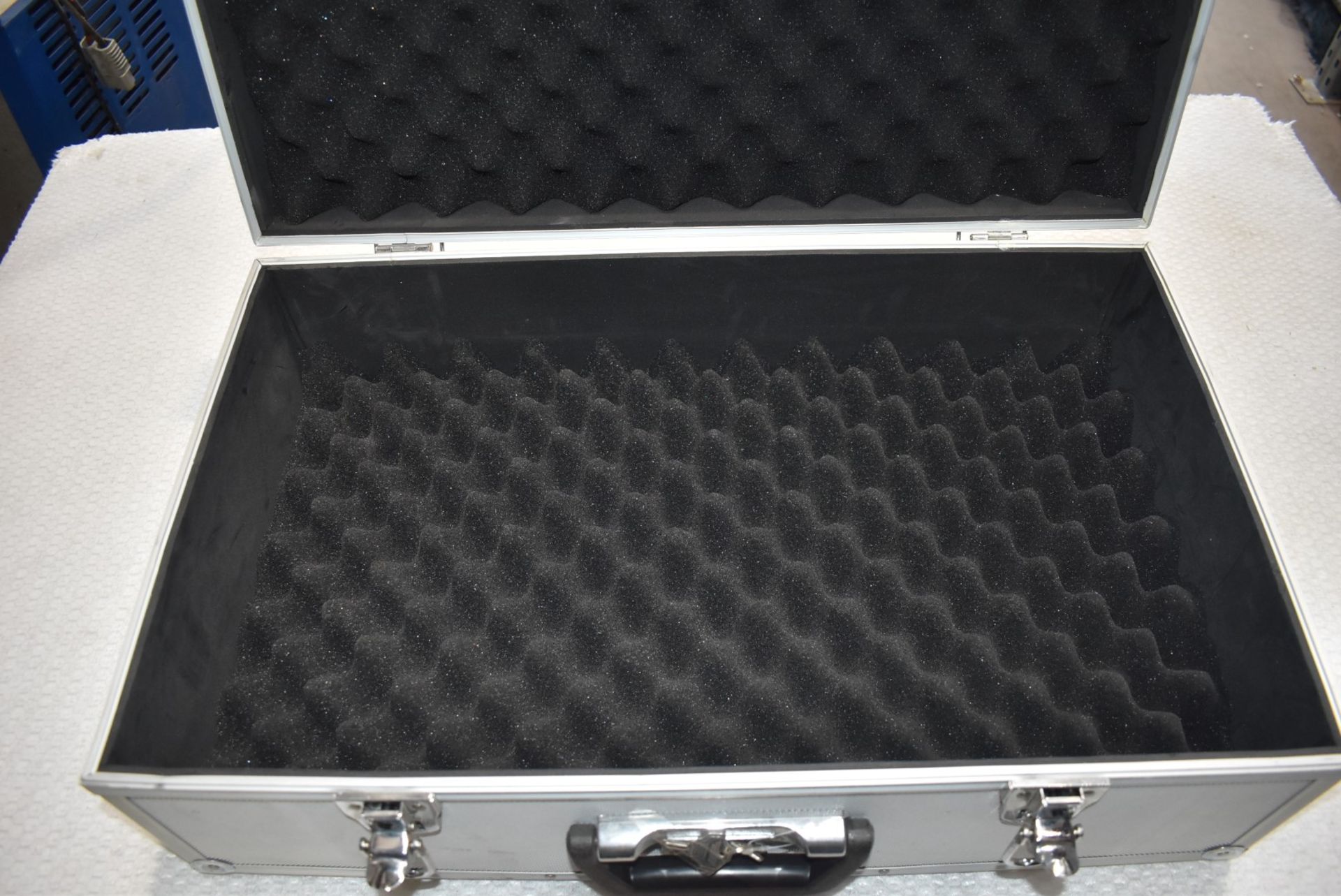 1 x Foam Padded Heavy Duty Transit Case - With Lock and Key - Size: 58 x 35 x 20 cms - Image 4 of 4