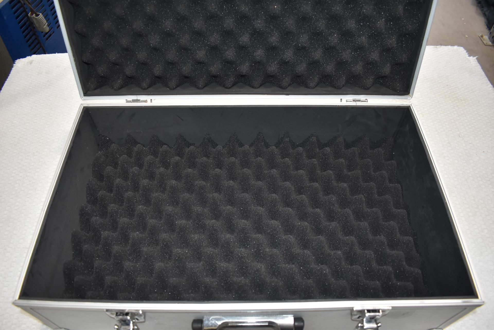 1 x Foam Padded Heavy Duty Transit Case - With Lock and Key - Size: 58 x 35 x 20 cms - Image 4 of 5