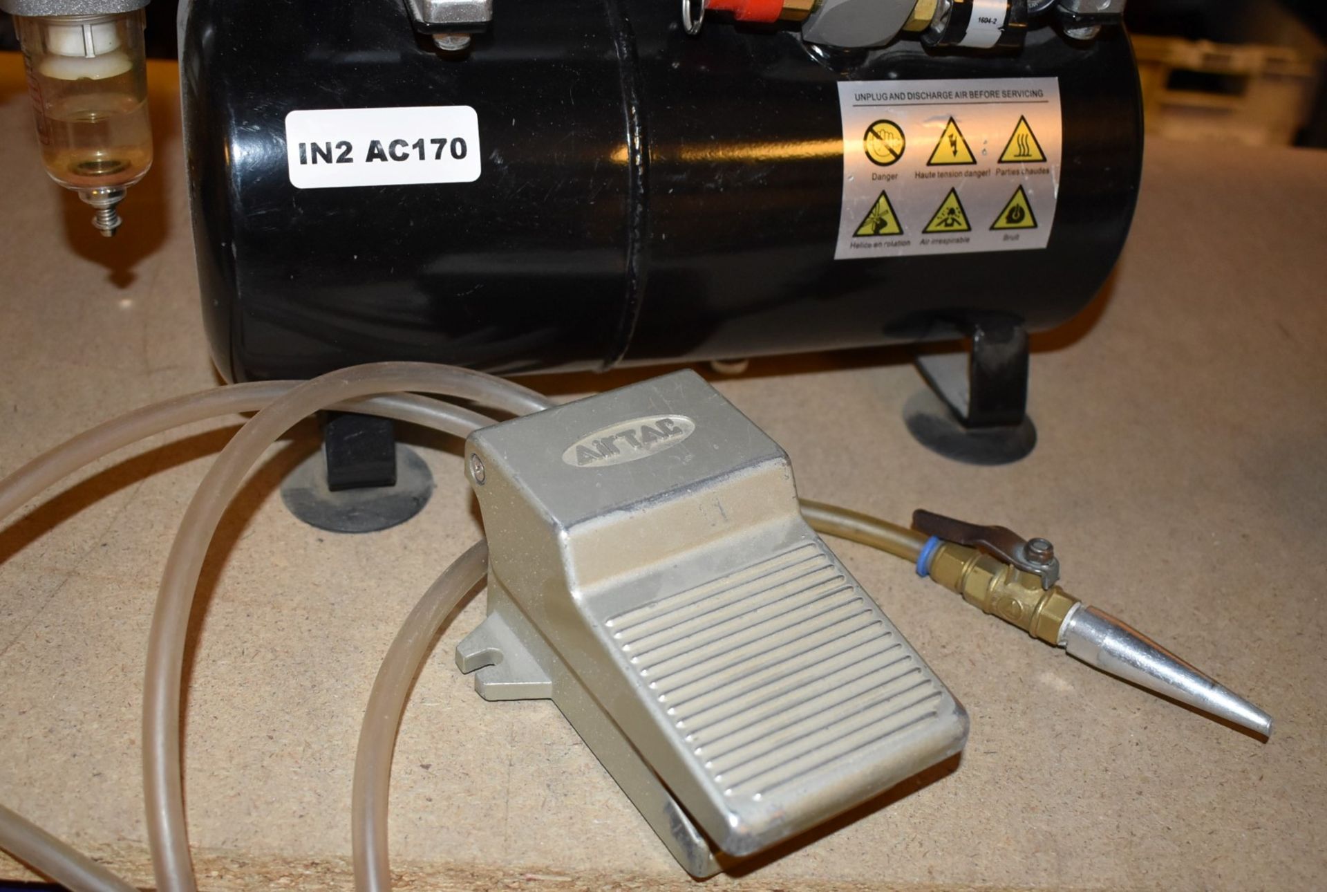 1 x Fengda AS-196 Airbrush Mini Compressor With Air Blower and Foot Pedal - 240v - Image 4 of 5