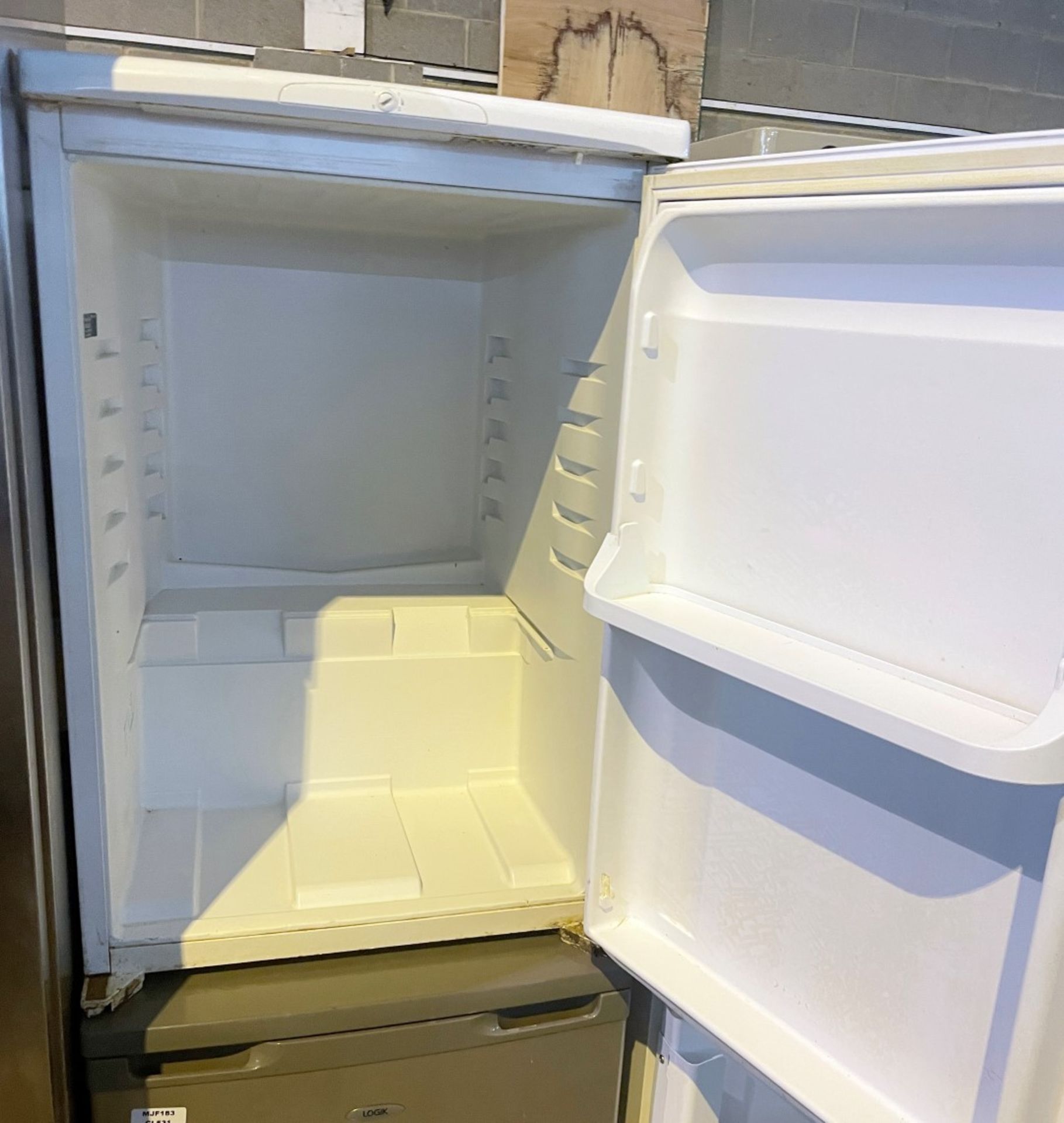 1 x Hotpoint MC05 Undercounter Refrigerator - Image 4 of 5