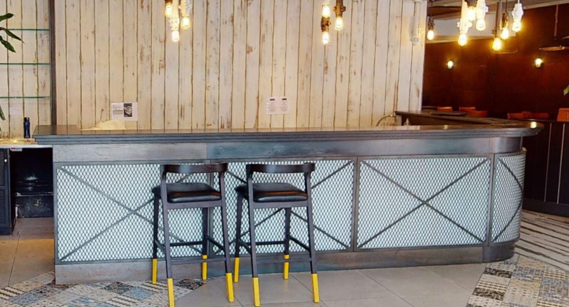 1 x Restaurant Drinks Bar Featuring a Shaped Design, Granite Worktop, Diamond Lattice Fascia - Image 7 of 25