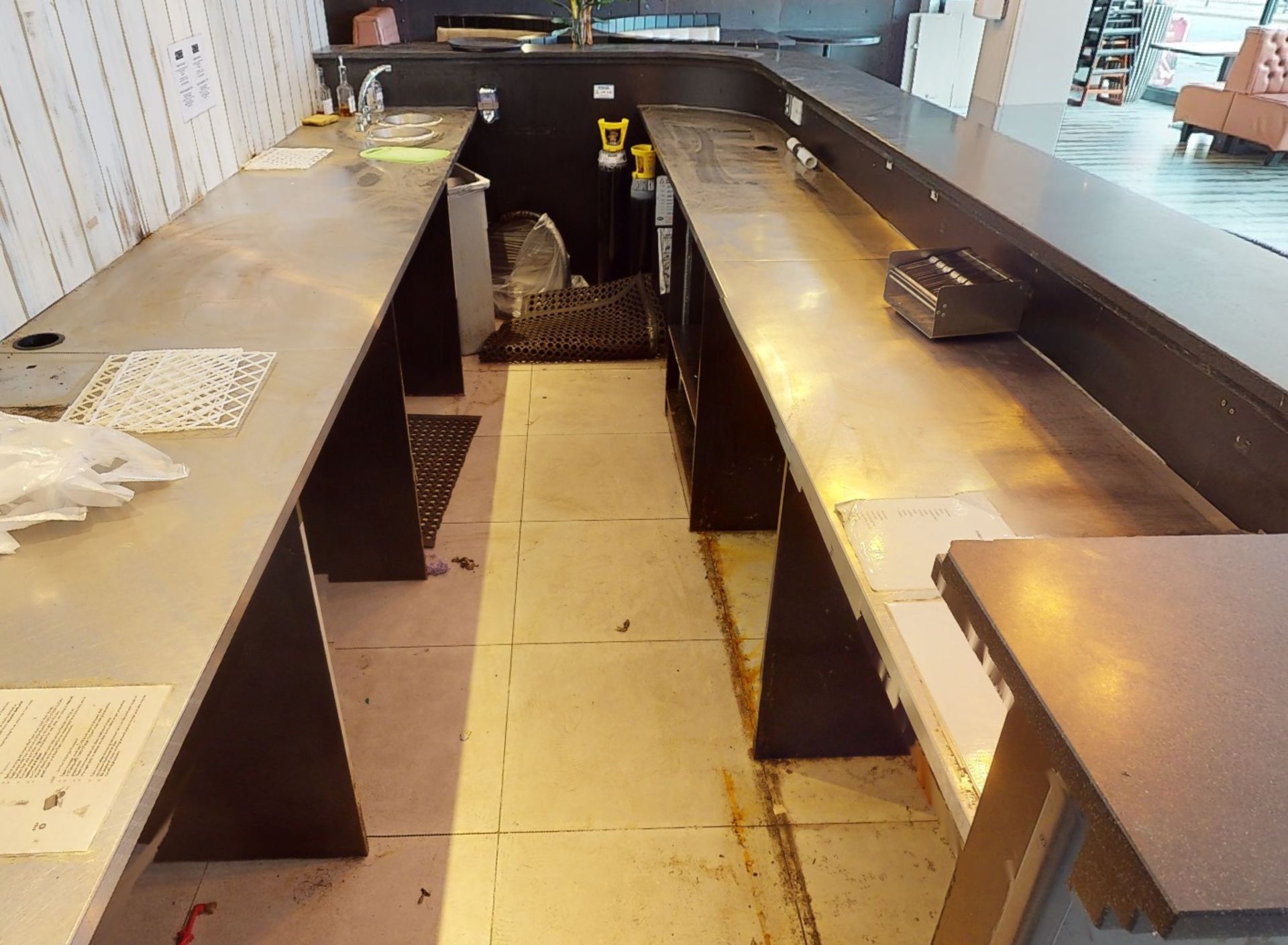 1 x Restaurant Drinks Bar Featuring a Shaped Design, Granite Worktop, Diamond Lattice Fascia - Image 3 of 25