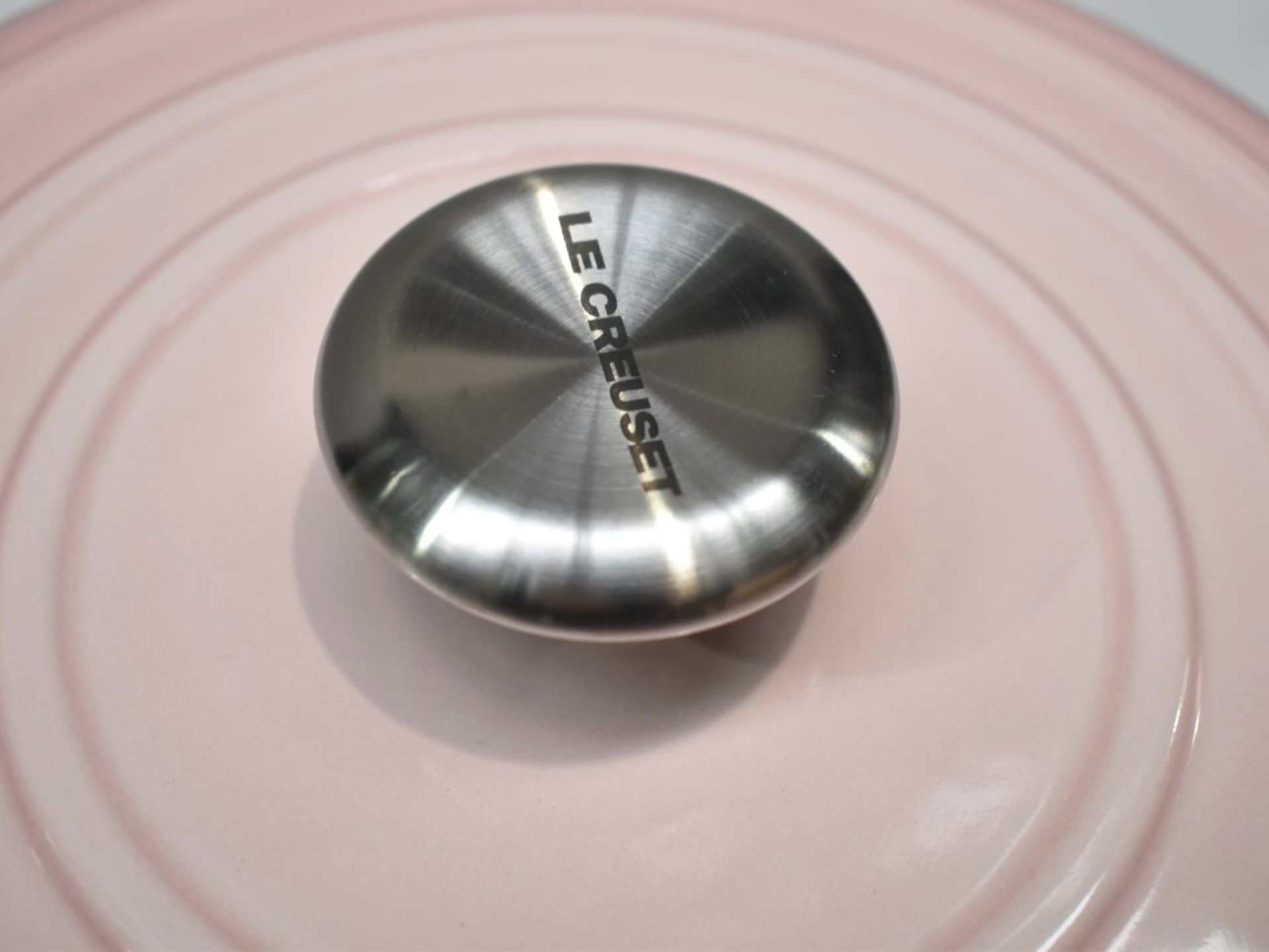 1 x LE CREUSET Signature Shallow Cast Iron Casserole Dish, Shell Pink 30cm - Original Price £285.00 - Image 5 of 8