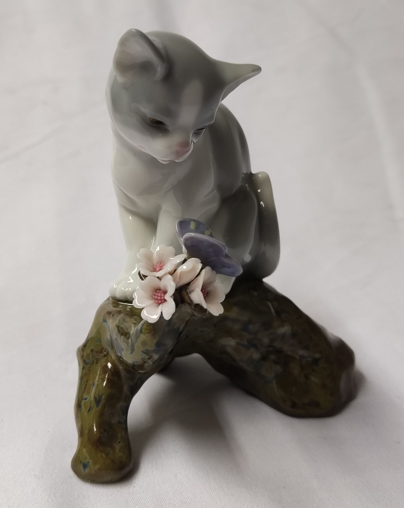 1 x LLADRO Blossoms For The Kitten Cat Porcelain Figurine - New/Boxed - RRP £270 - Ref: /HOC243/ - Image 5 of 21