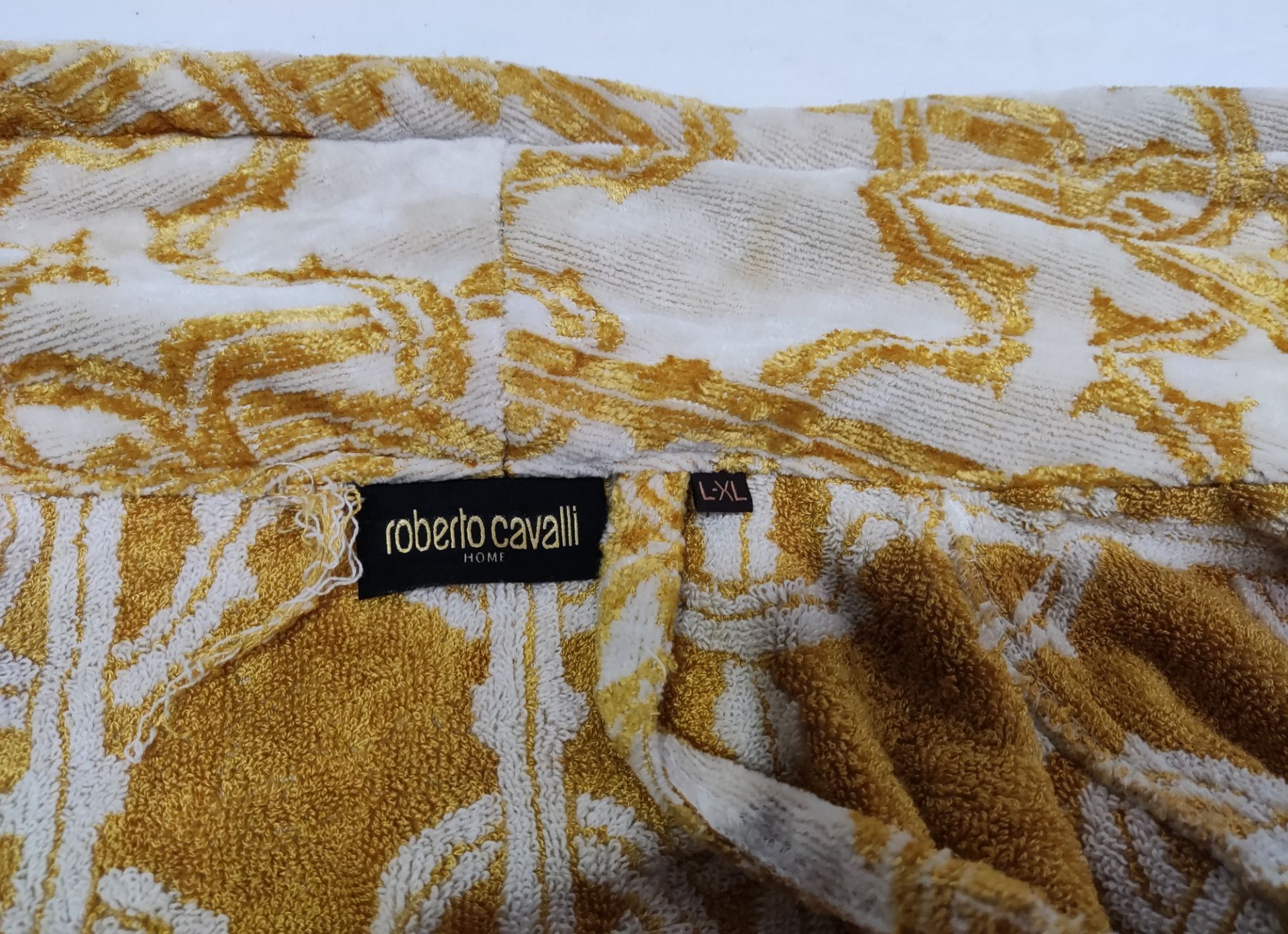 1 x ROBERTO CAVALLI HOME Luxury Gold Logo Print Bathrobe Shawl - Size: L/Xl - Original RRP £225.00 - Image 4 of 9